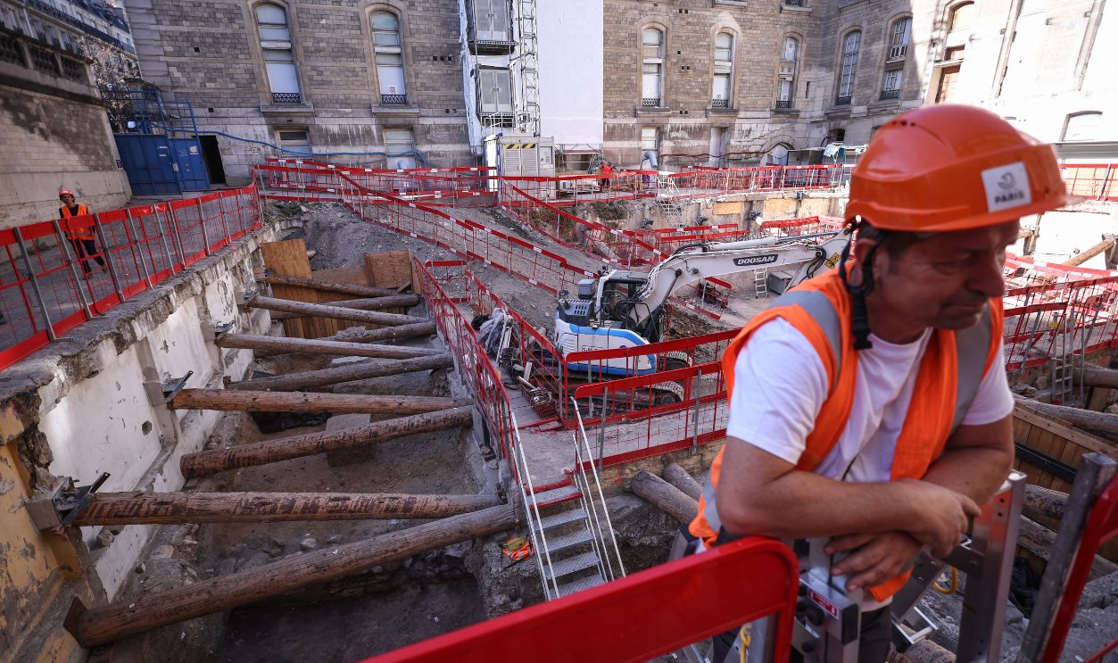 Getty Images - 2296123452 - Site director David Couturier stand on an archaeological site where a Gallo-Roman era wall of Lutetia (L, down) was discovered, under the Hotel-Dieu hospital on the Ile de la Cite in central Paris, on September 23, 2026.