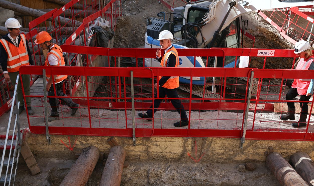 Getty Images - 2296121728 - Paris Mayor Emmanuel Gregoire (2nd L) and France's Culture Minister Catherine Pegard (4th L) visit an archaeological site following the discovery of a Gallo-Roman era wall of Lutetia under the Hotel-Dieu hospital on the Ile de la Cite in central Paris, on September 23, 2026.