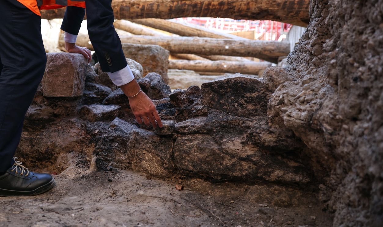Getty Images - 2296121854 - Paris Mayor Emmanuel Gregoire visits an archaeological site following the discovery of a Gallo-Roman era wall of Lutetia under the Hotel-Dieu hospital on the Ile de la Cite in central Paris, on September 22, 2026.