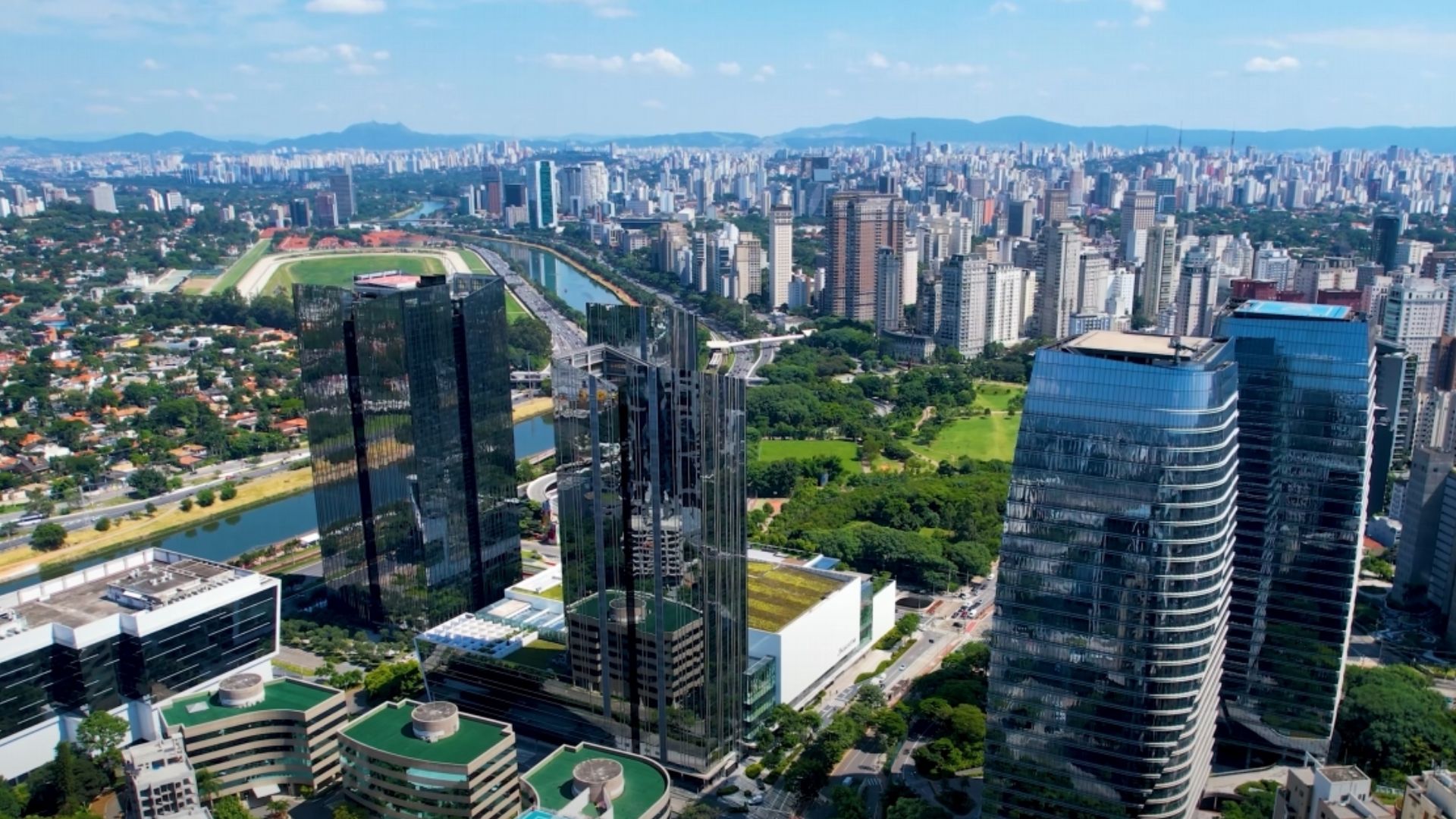 Marginal Pinheiros, com São Paulo Corporate Towers e WTorre Plaza à frente e Jockey Club ao fundo
