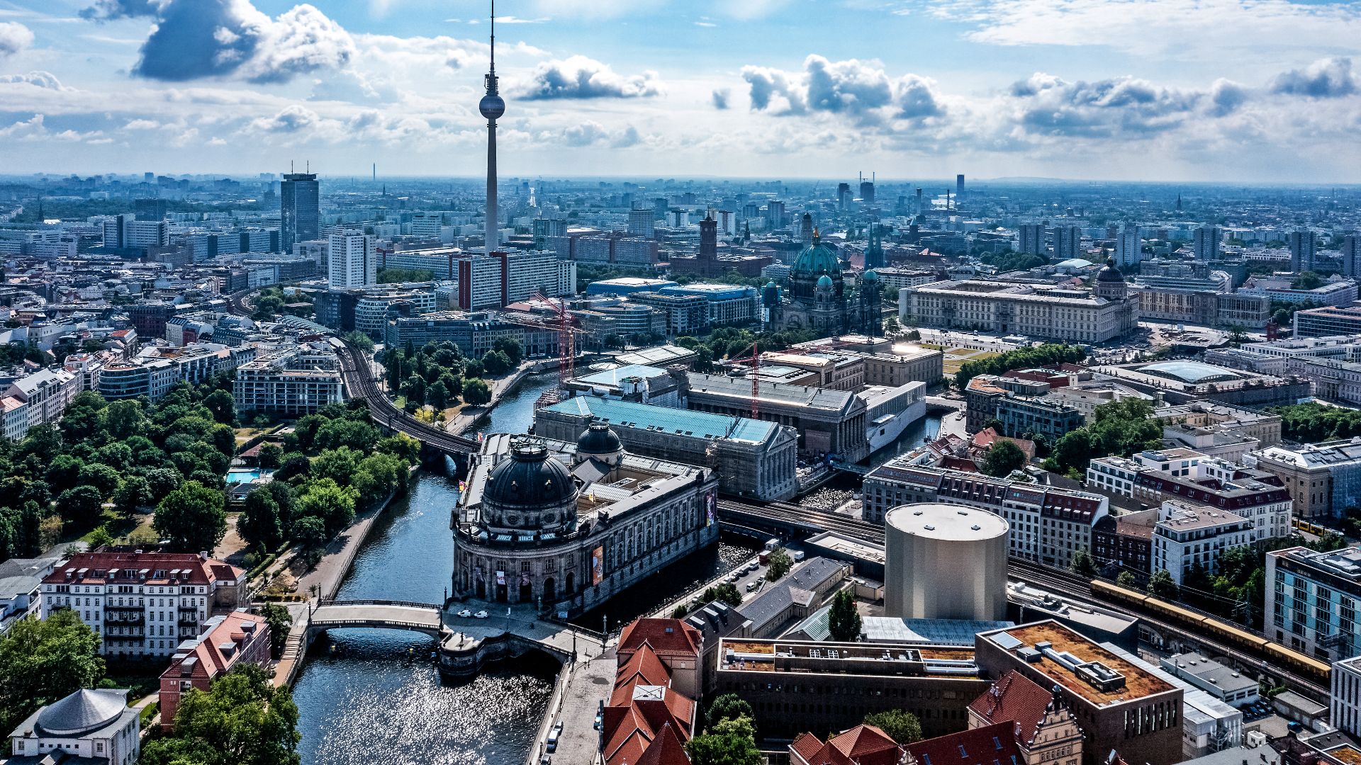 Museumsinsel in Berlin, im Hintergrund der Fernsehturm am Alexanderplatz, Juli 2021