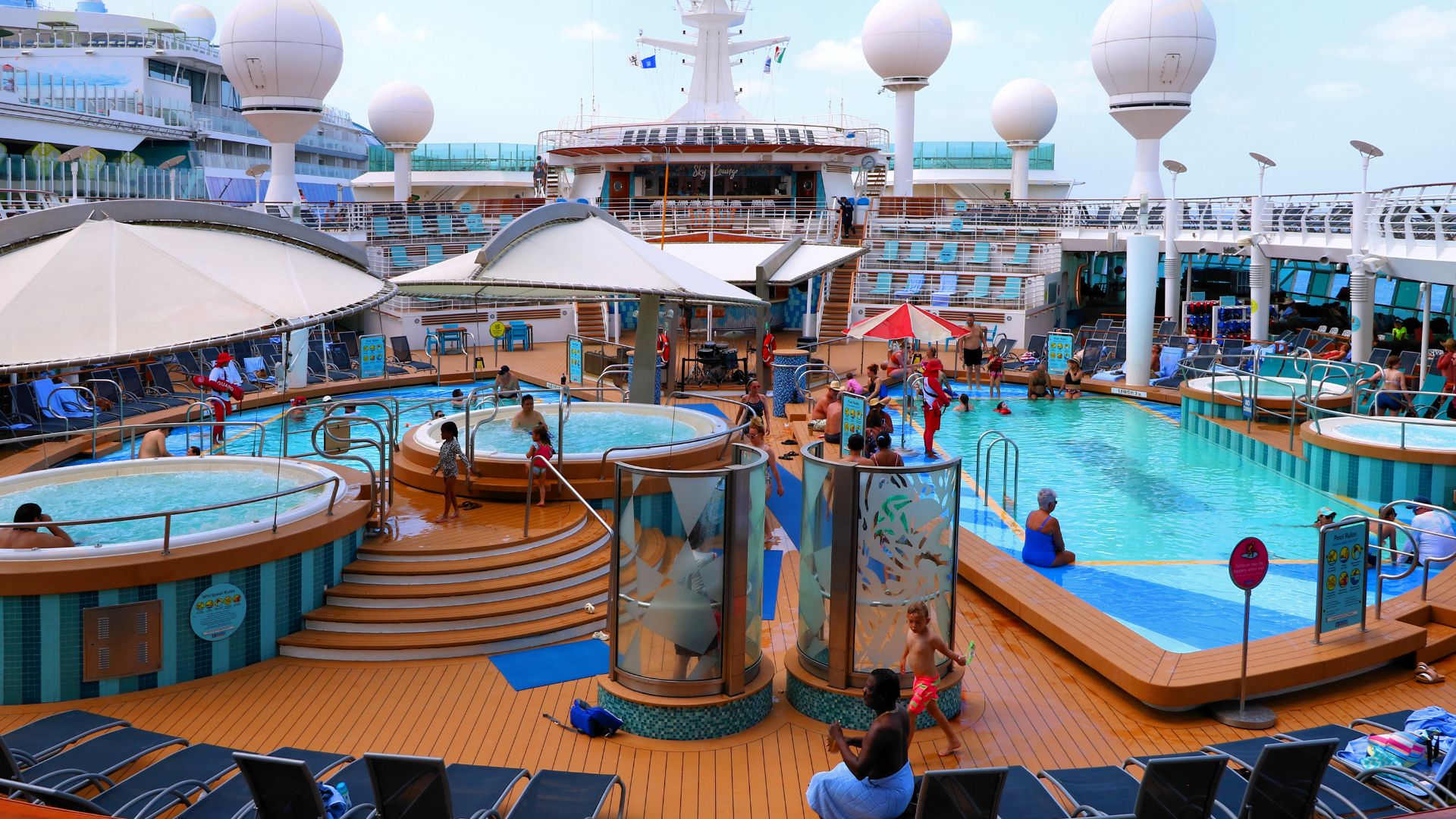 The pool deck (deck 11) on Mariner of the Seas.
