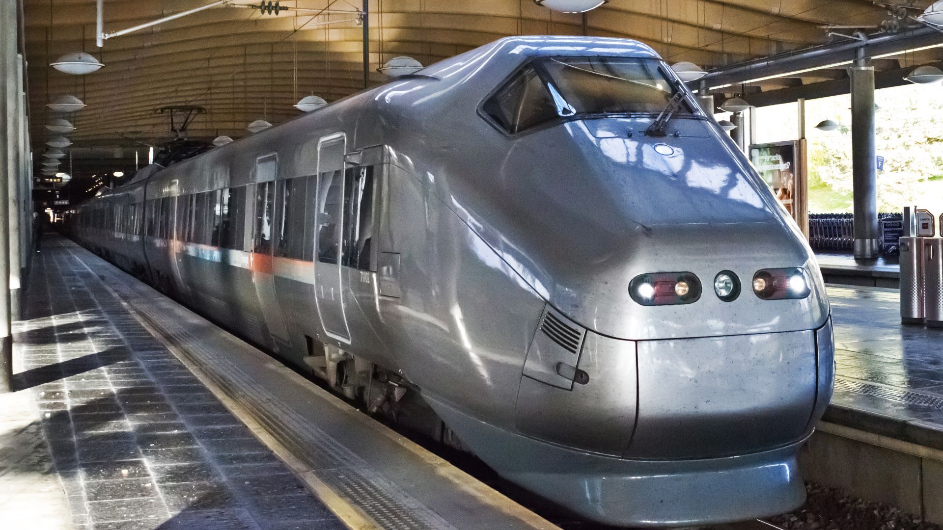 Tren na estación do aeroporto de Gardermoen, Oslo.