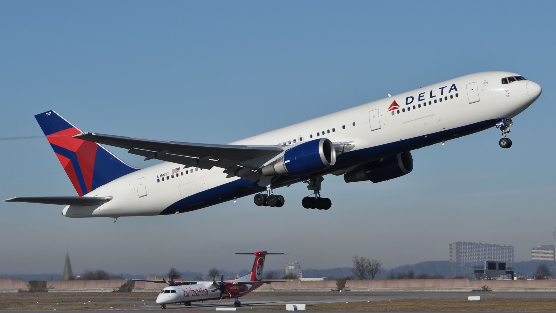 Delta Air Lines Boeing 767-3P6/ER (reg. N1501P, cn 24983/334) taking off at Stuttgart Airport (STR/EDDS).
