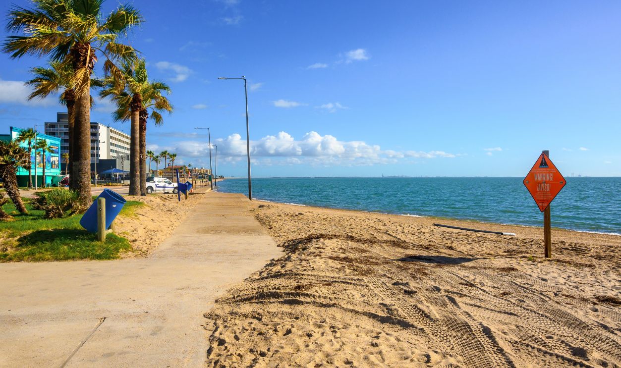 Path along the North Beach. Shoreline Boulevard in Corpus Christi in Texas, USA