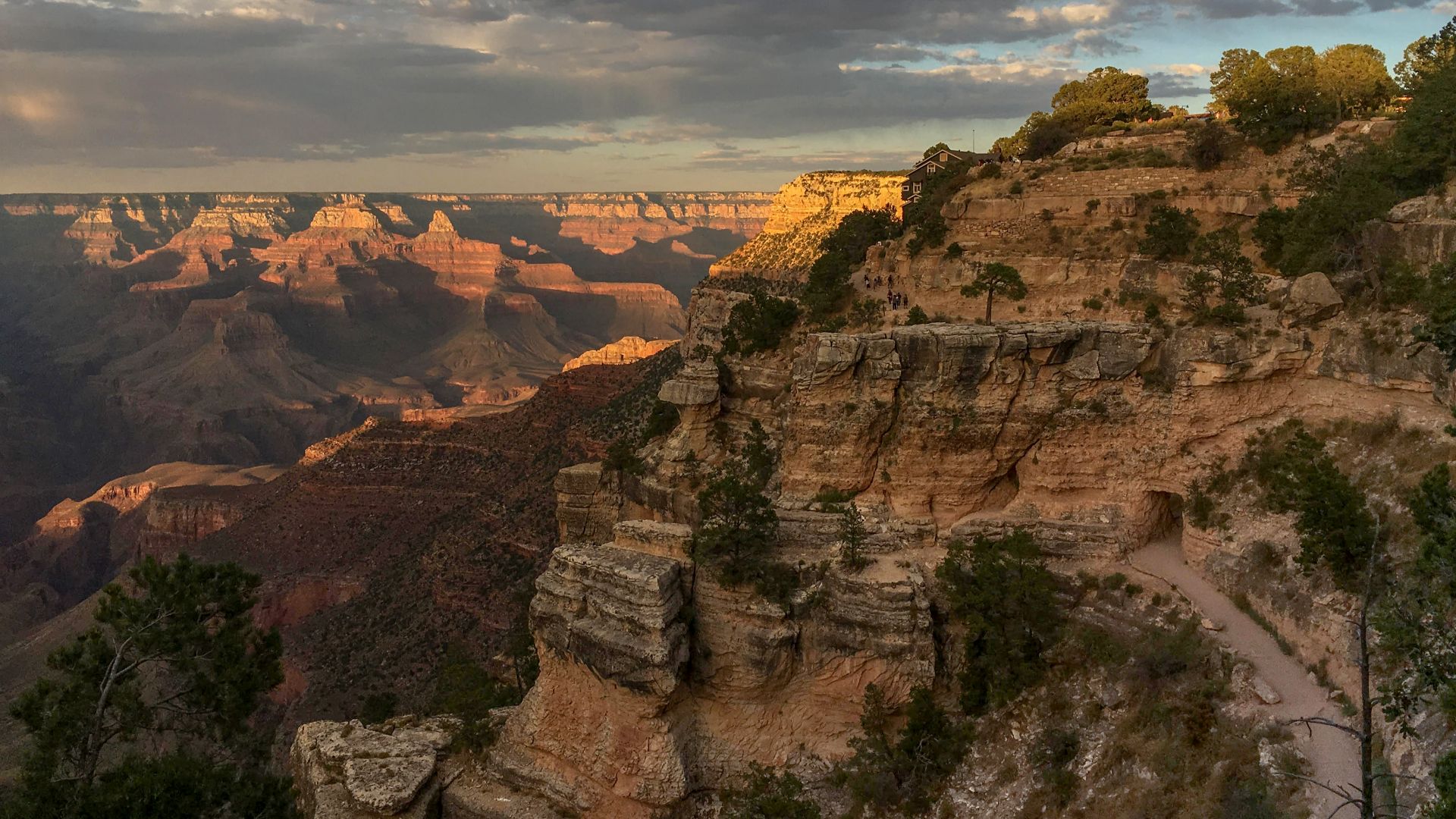 Sunset, on this the first day of September, 2019. (Bright Angel Trail on the South Rim.)
GOOD NEWS: The pipeline has been repaired and water is being pumped to both rims. Drinking water is available, once again, at all locations along Corridor Trails. DET