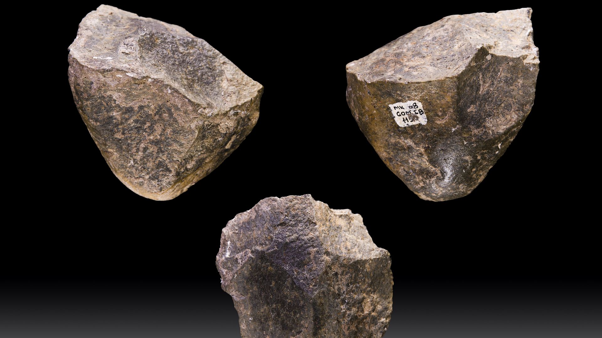 Chopper: one of the earliest examples of stone industry. Original - private collection.
Location: en:Melka Kunture, Ethiopia.
Stage: Oldowan to 1.7 million years before our era.
Size: 77x70x65 mm