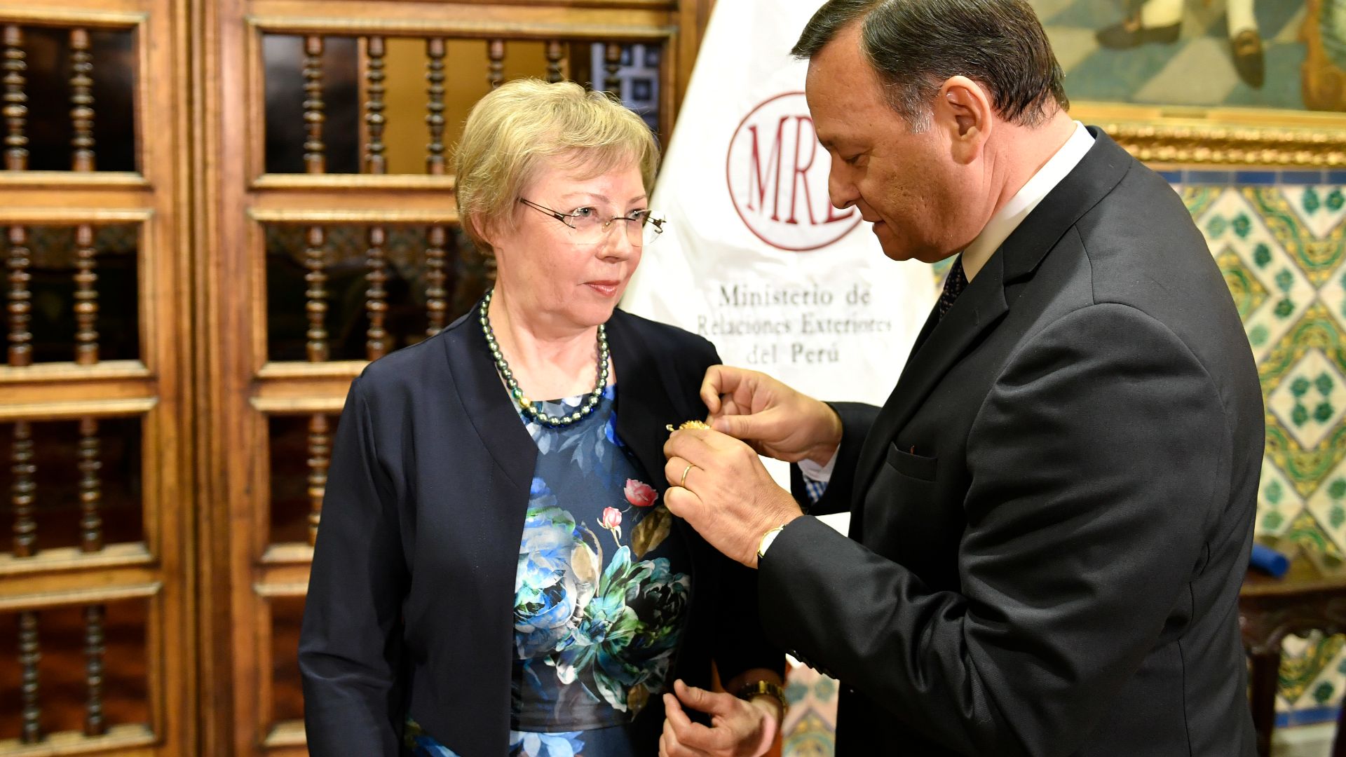 El canciller Nestor Popolizio impuso la condecoración de la Orden al Mérito por Servicios Distinguidos, en el Grado de “Gran Oficial”, a la Dra. Juliane Koepcke, en reconocimiento a su labor científica y académica enfocada en la Amazonía peruana.