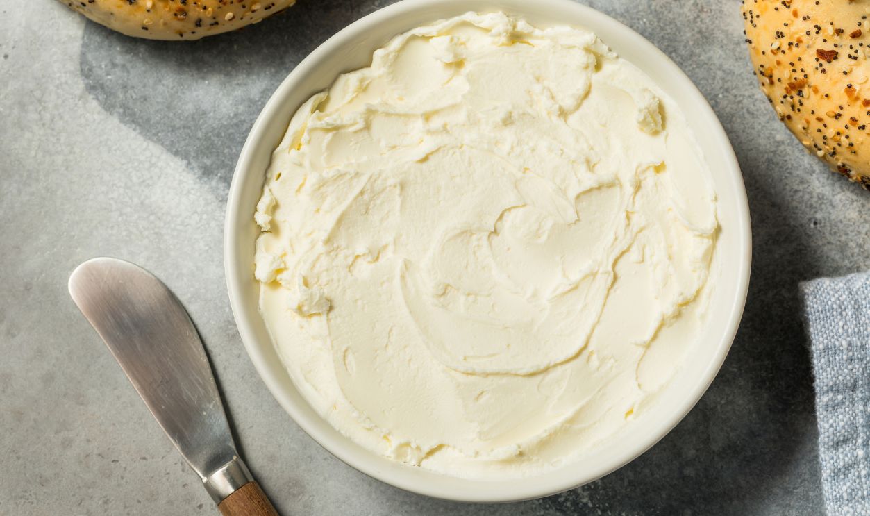 Organic Soft Creamy Cream Cheese to Put on a Bagel