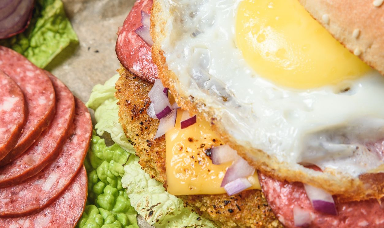 Hamburger with vegetables and egg