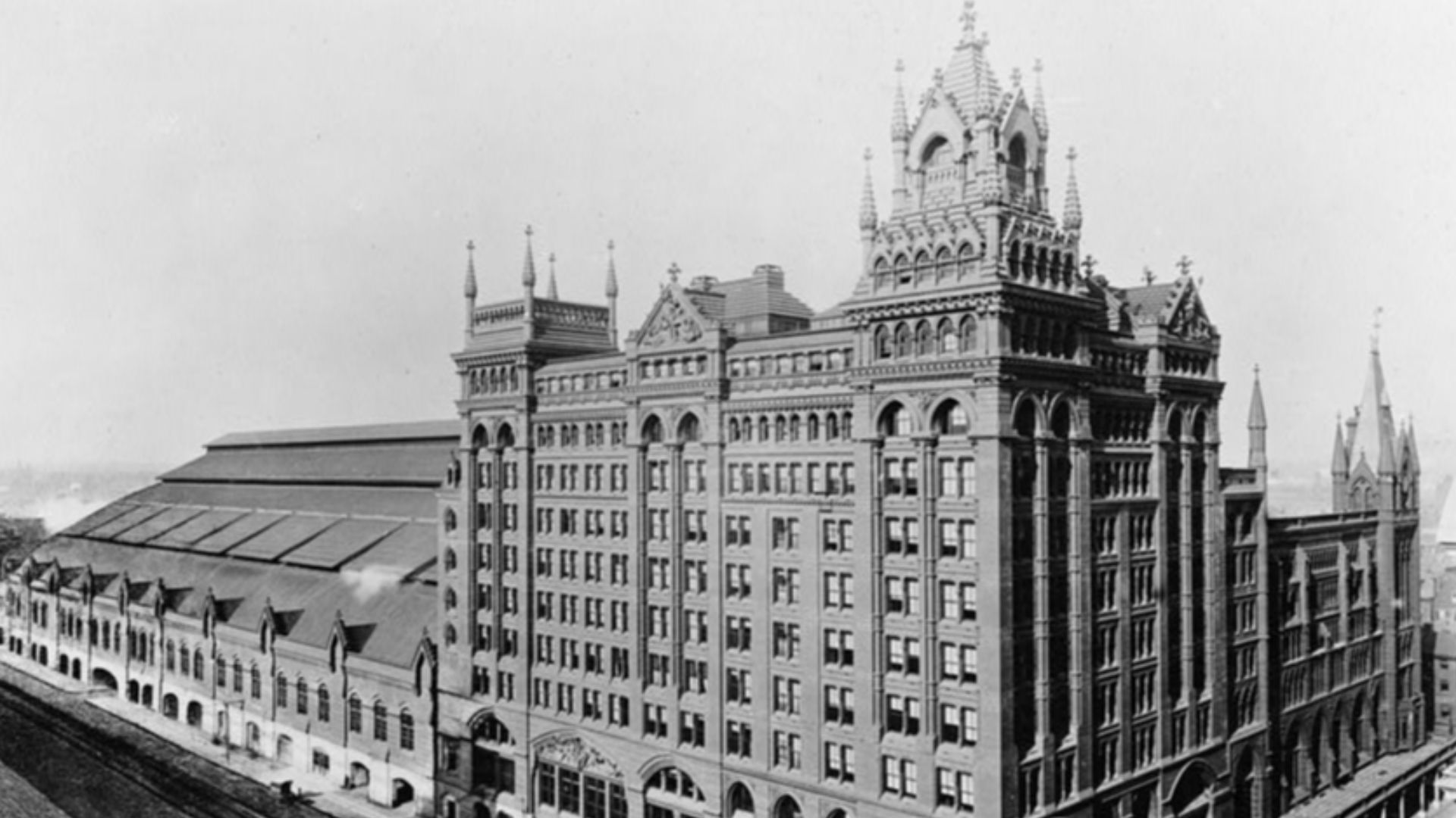 Philadelphia Broad St Terminal, Aerial view of south (long) and east (short) sides. Parts of the roof of city hall is seen at the right edge of the picture.