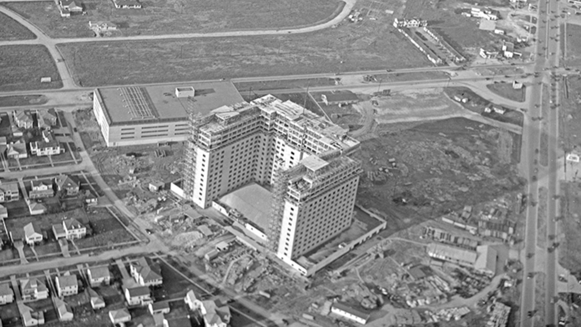 Title: [Construction of Shamrock Hotel in Downtown Houston, Glenn McCarthy]

Creator: Richie, Robert Yarnall, 1908-1984

Date: December 1947

Series: Series 6: Negatives and Color Transparencies
Negative Series: 2976

Part of: Robert Yarnall Richie photog