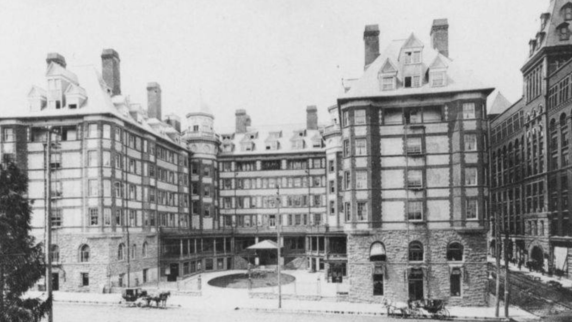 Handwritten on verso: Portland ca. 1901
Stamped on image: Hotel Portland
Subjects (LCTGM): Hotels--Oregon--Portland; Carriages & coaches--Oregon--Portland; Horses--Oregon--Portland
Subjects (LCSH): Portland Hotel (Portland, Or.); Portland (Or.)--Buildings