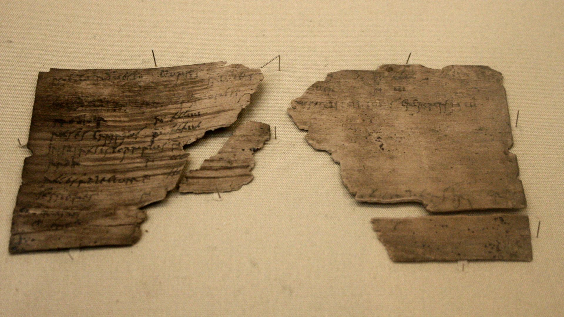 Roman writing tablet from the Vindolanda Roman fort of Hadrian's Wall, in Northumberland (1st-2nd century AD). Tablet 309: Letter from Metto to Advectus concerning parts for carts and other wooden items. British Museum (London)