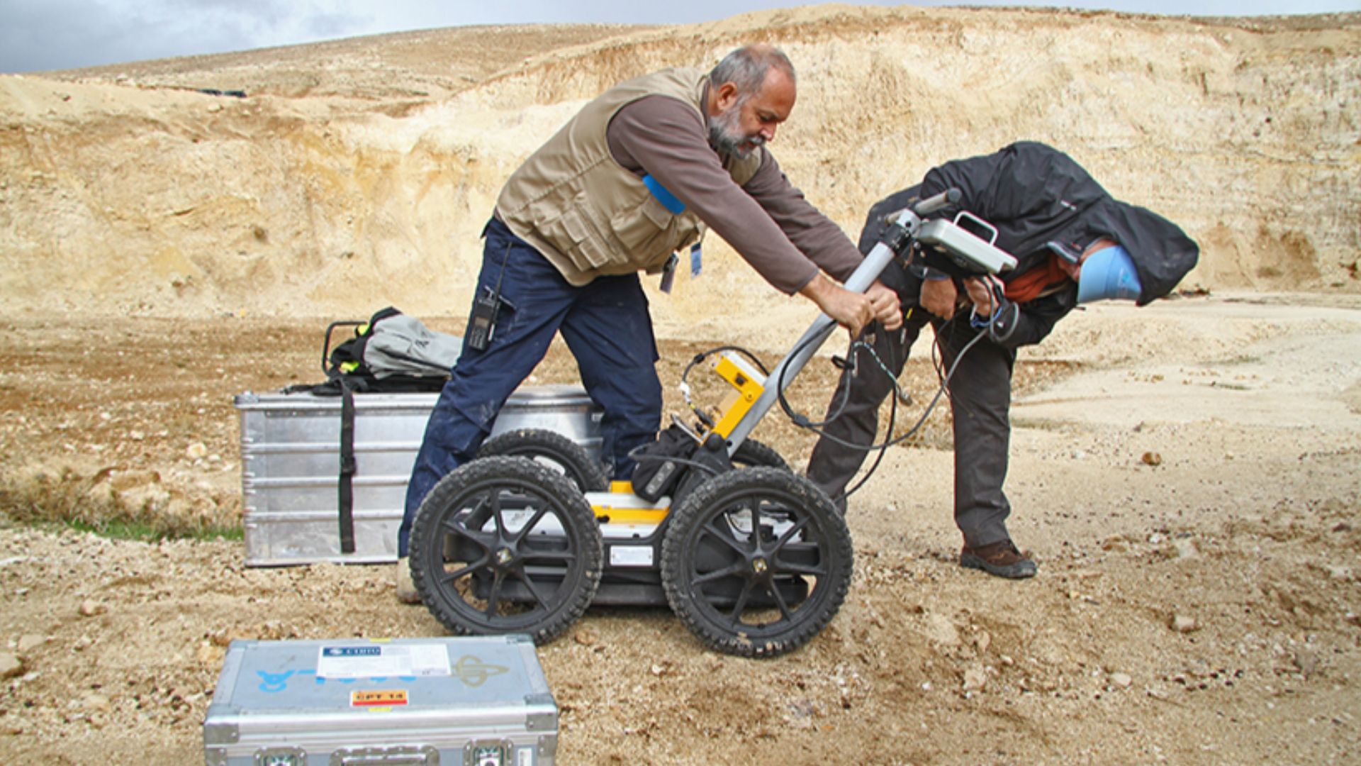 File:The inspection team sets up the ground-penetrating radar equipment (15709616830).jpg