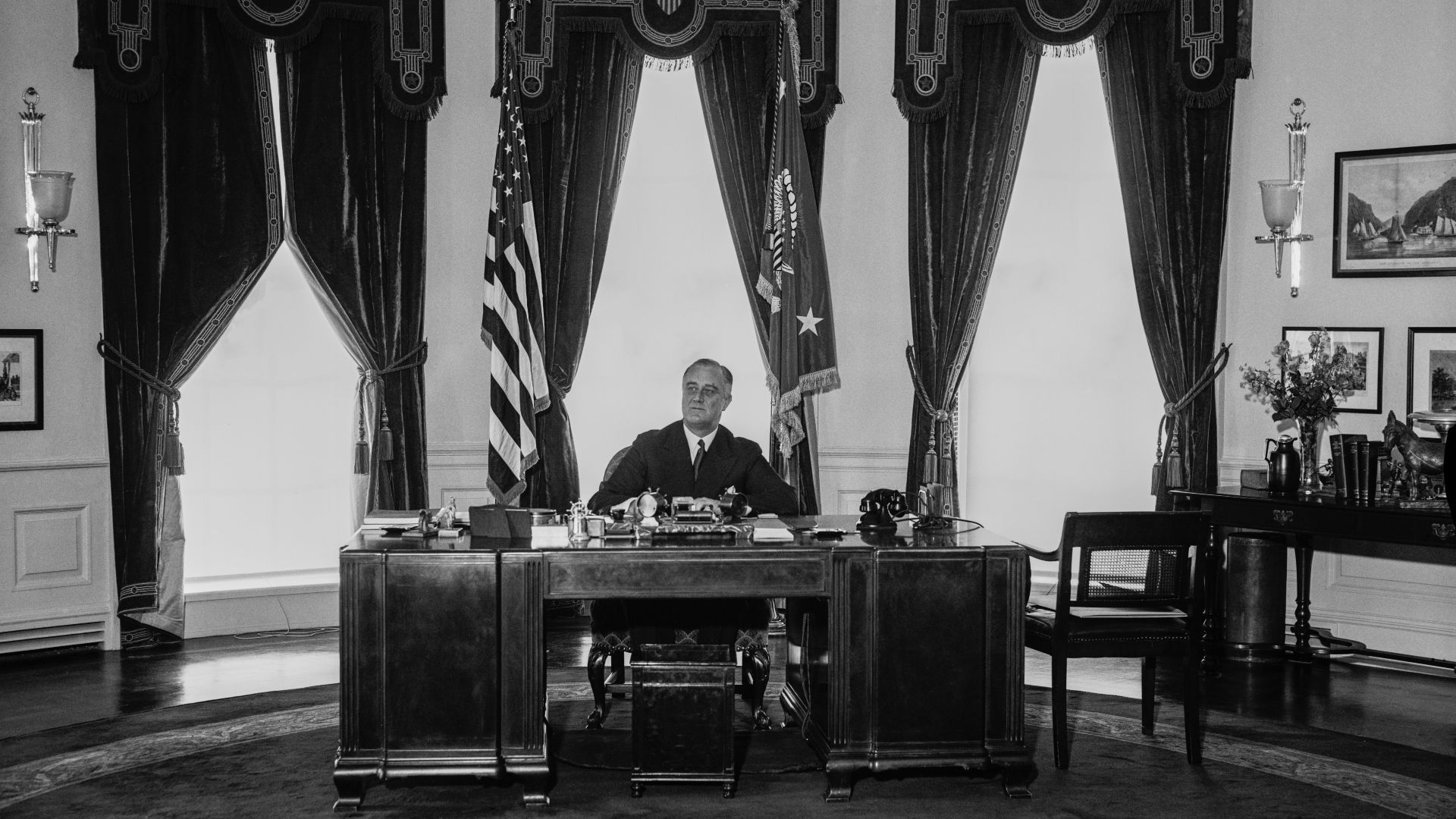 File:President Roosevelt in Executive Office LCCN2016883471 (retouched).jpg