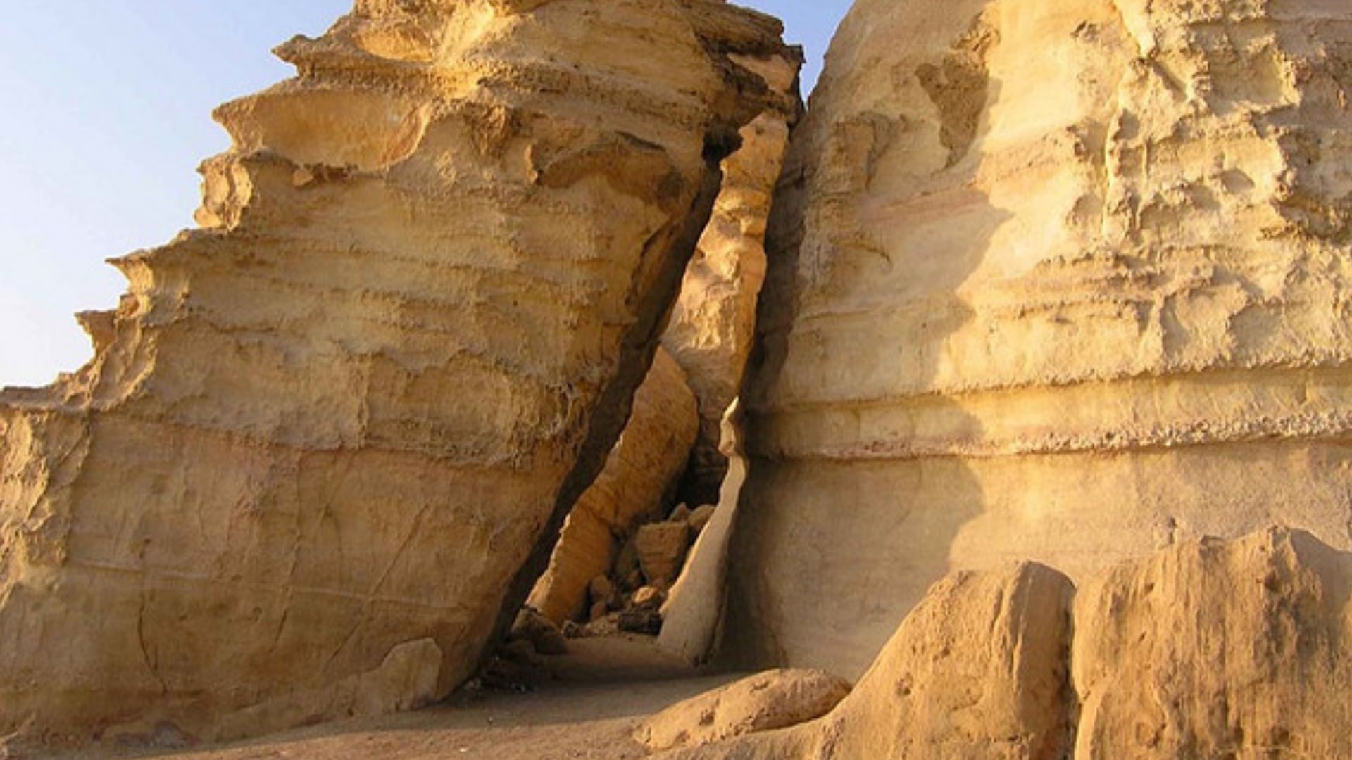 File:Ras al-Jinz rocks.jpg