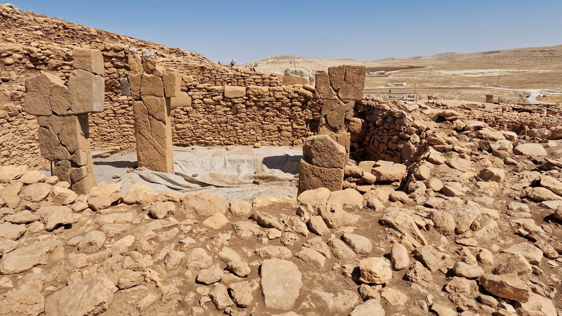 File:Enclosure with T Shaped Pillars, Karahantepe (Karahan Tepe), Turkey (2).jpg