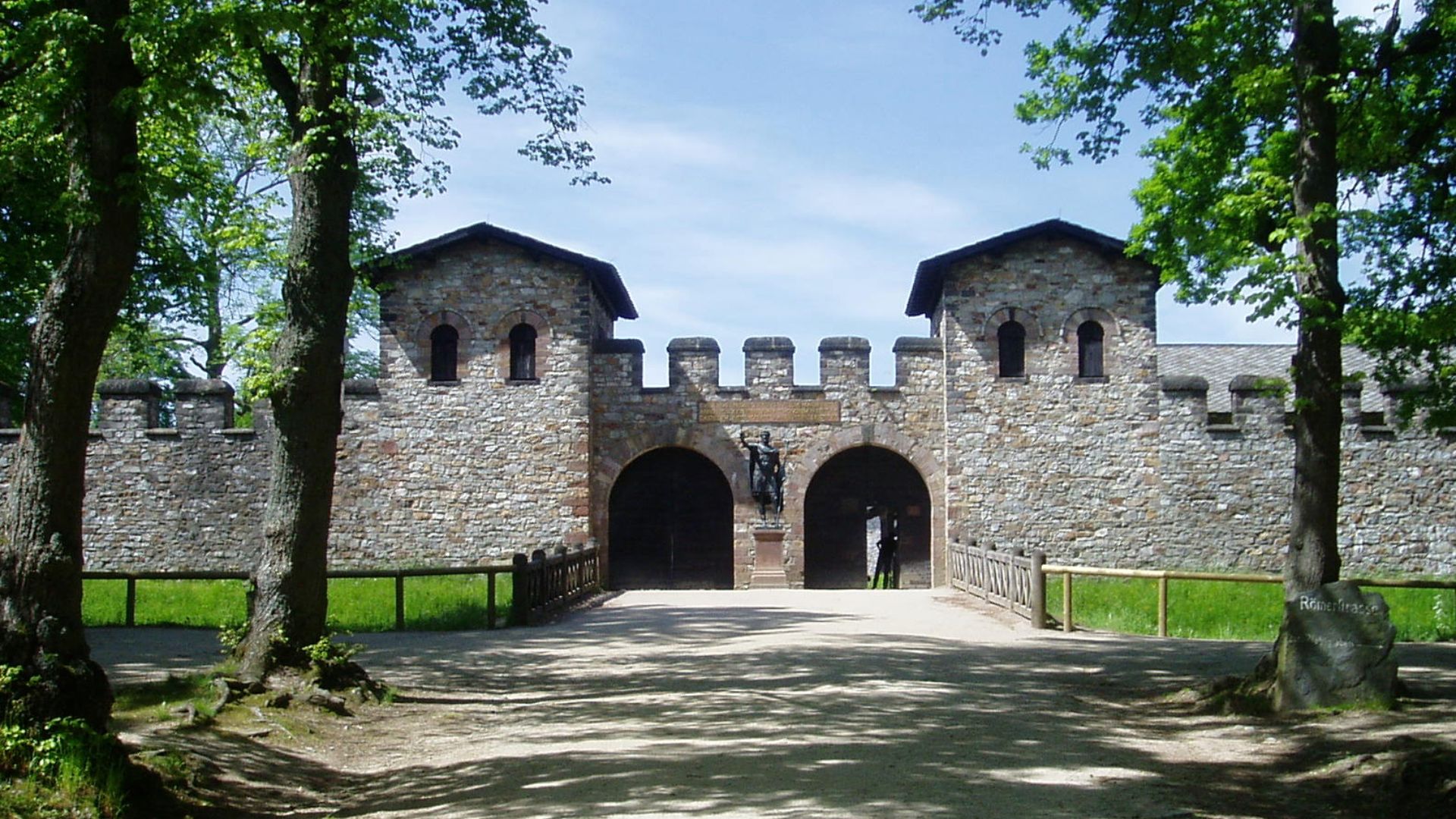 File:Saalburg Main Gate (Porta Praetoria).jpg
