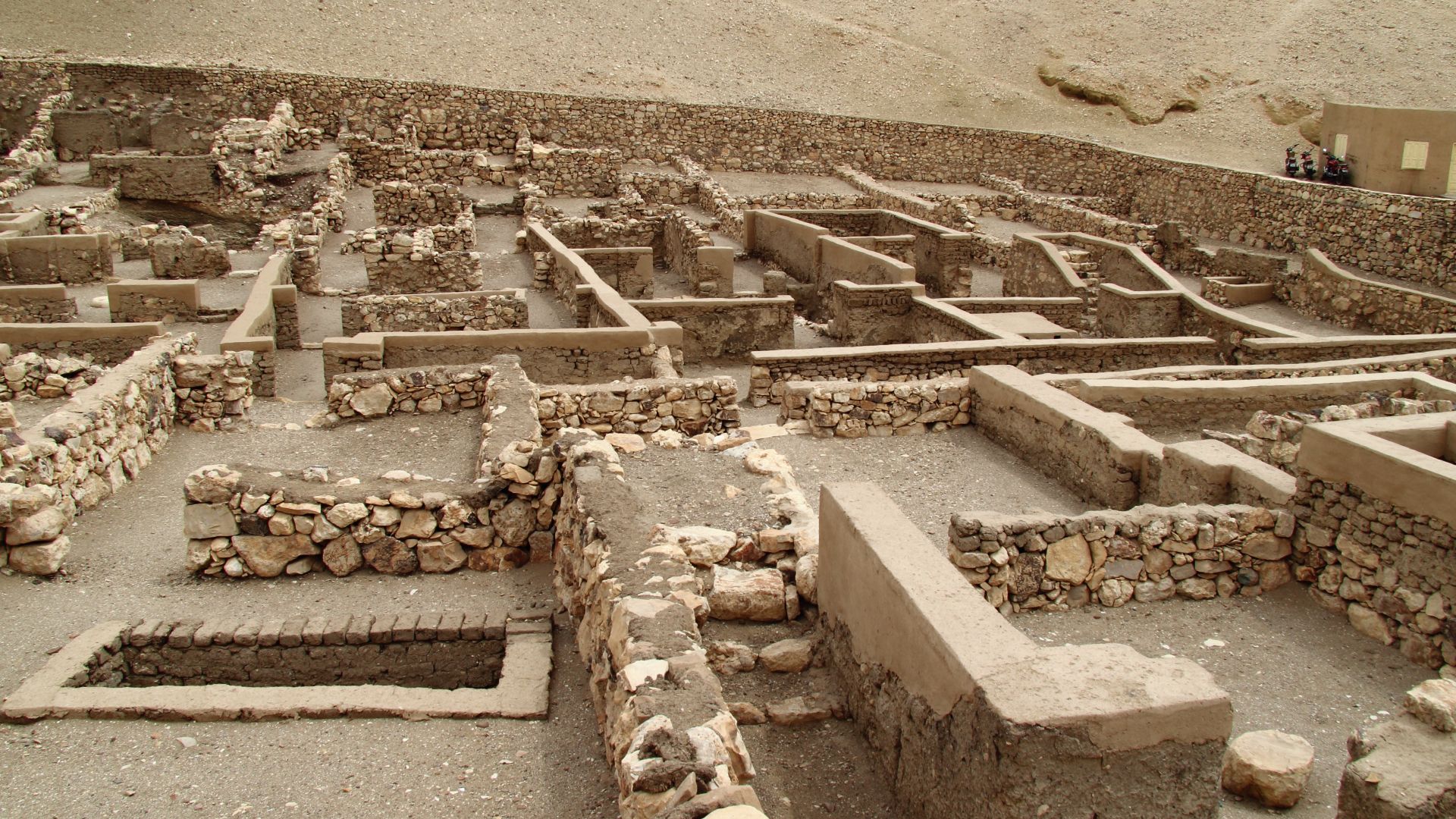 File:Deir el-Medina 2016-03-23c.jpg