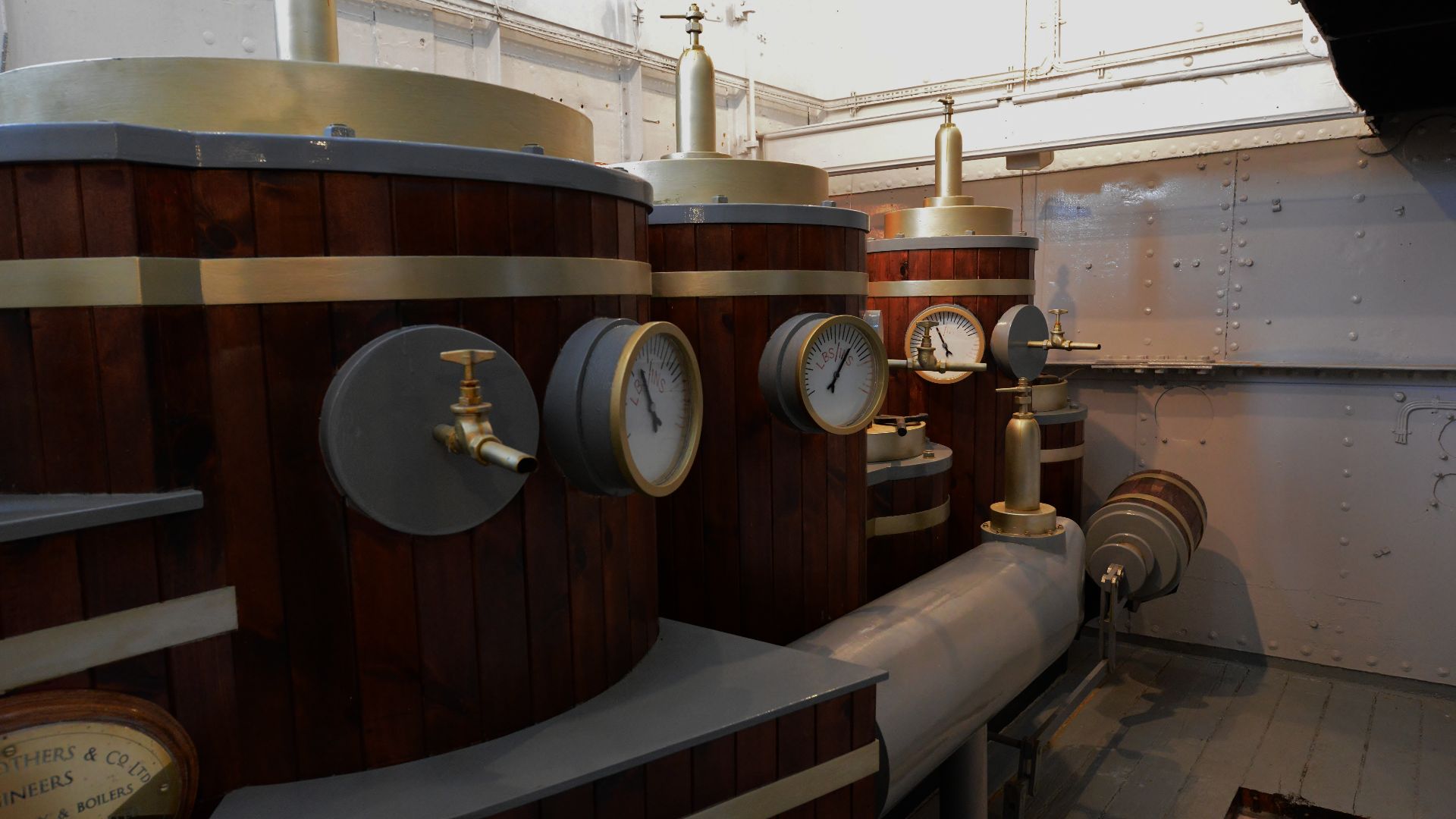 File:RRS Discovery Dundee Pressure gauges in the engine room.JPG