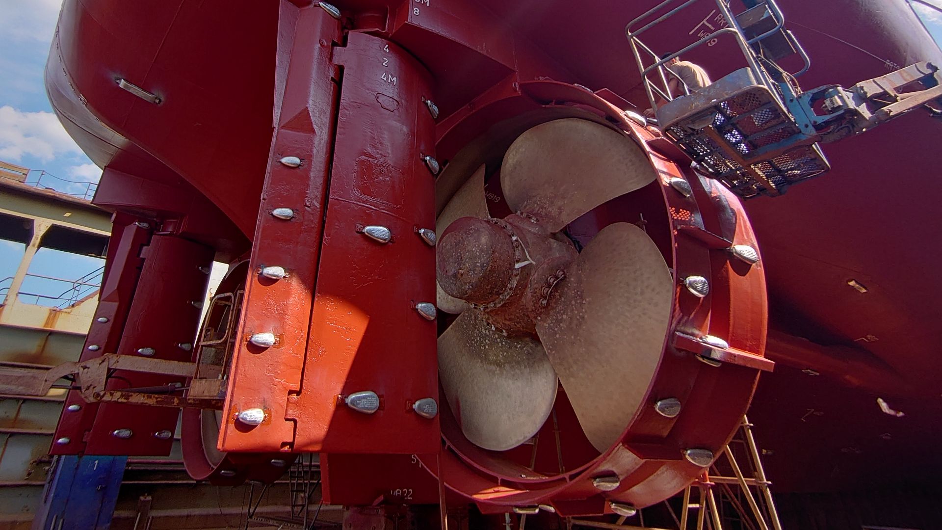 File:Nordic - Heckansicht mit Propeller, Rudern und Opferanoden - Bild 1.JPG