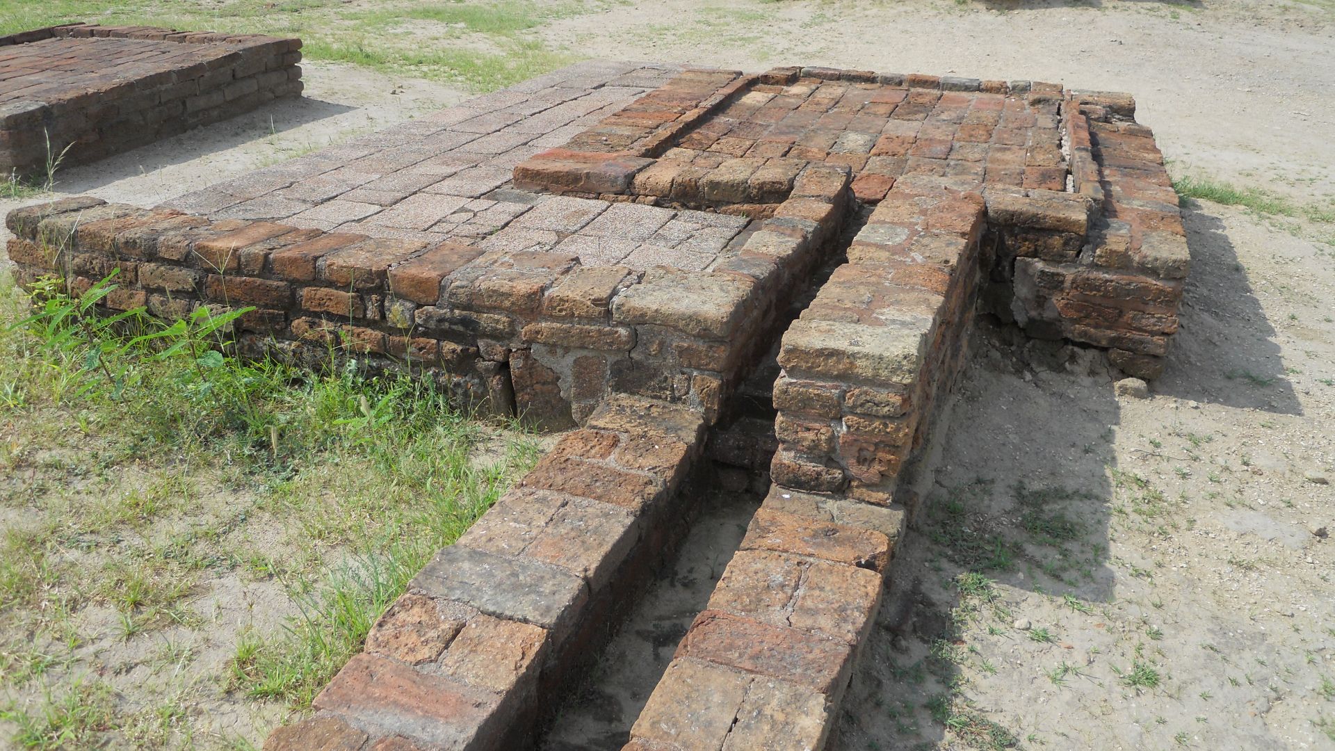 File:The drainage system at Lothal 2.JPG