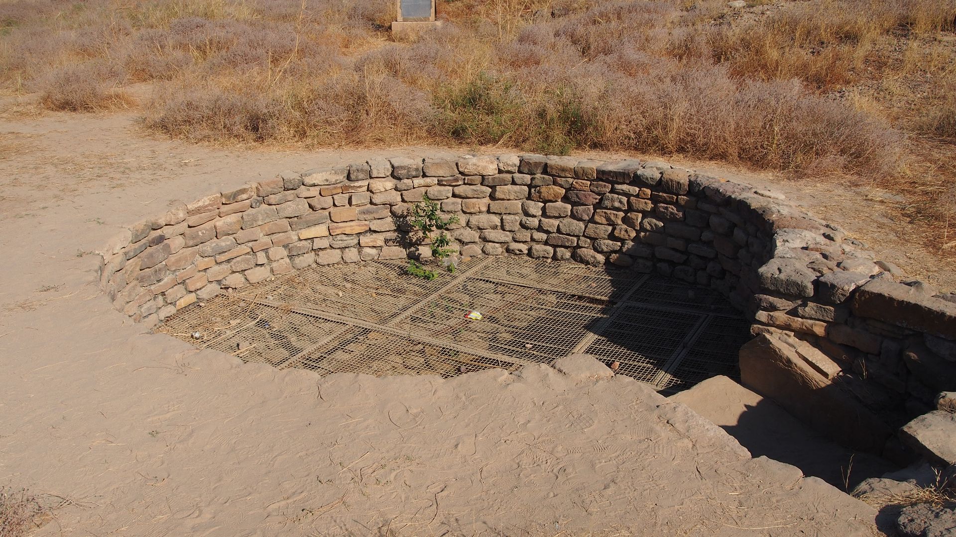 File:Well at ancient Harappan city of Dholavira.jpg