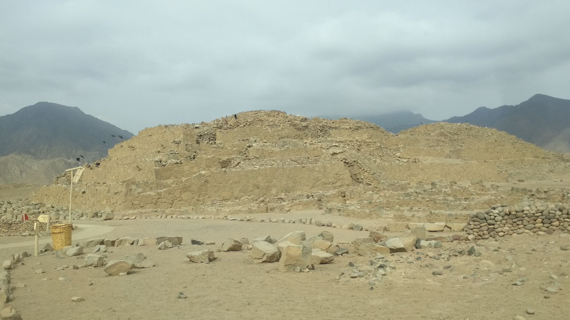 File:Pirámide en Caral.jpg