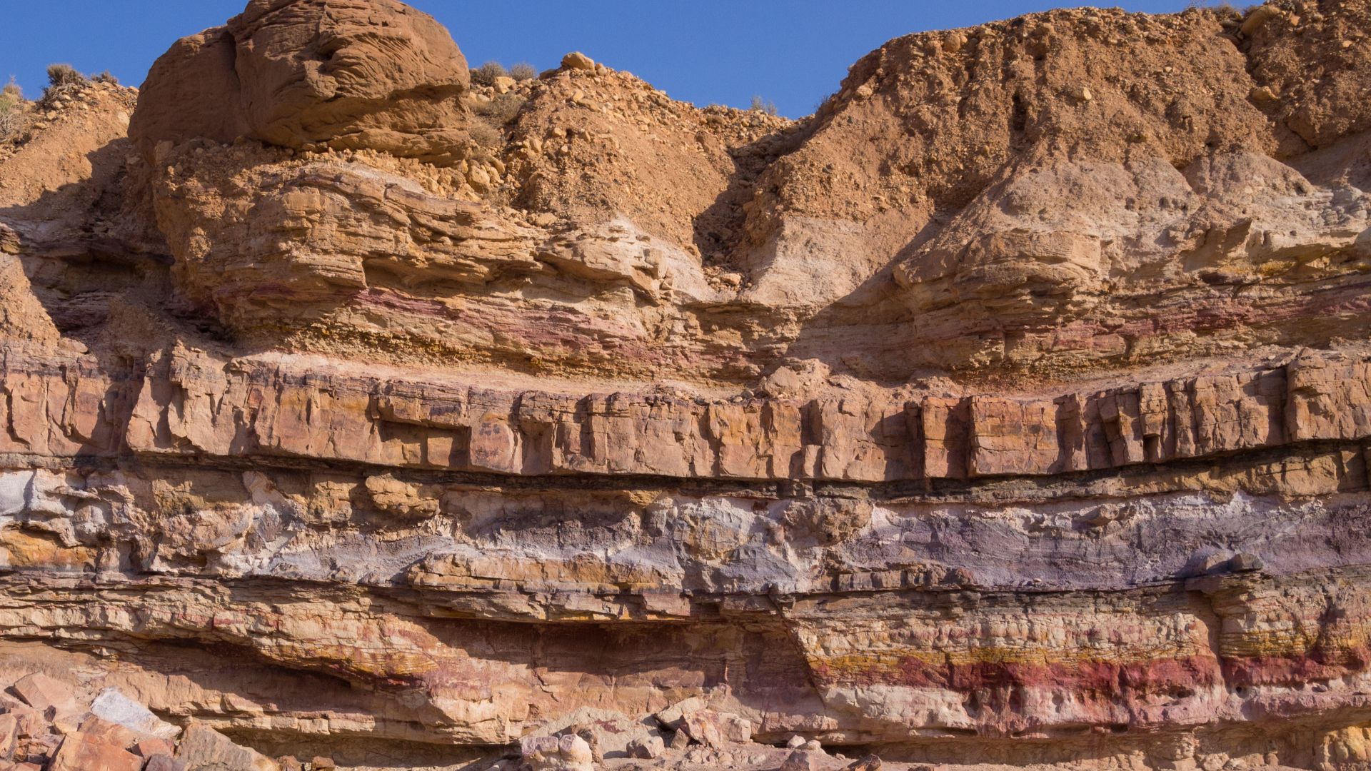 File:Layers of sedimentary rock in Makhtesh Ramon (50754).jpg