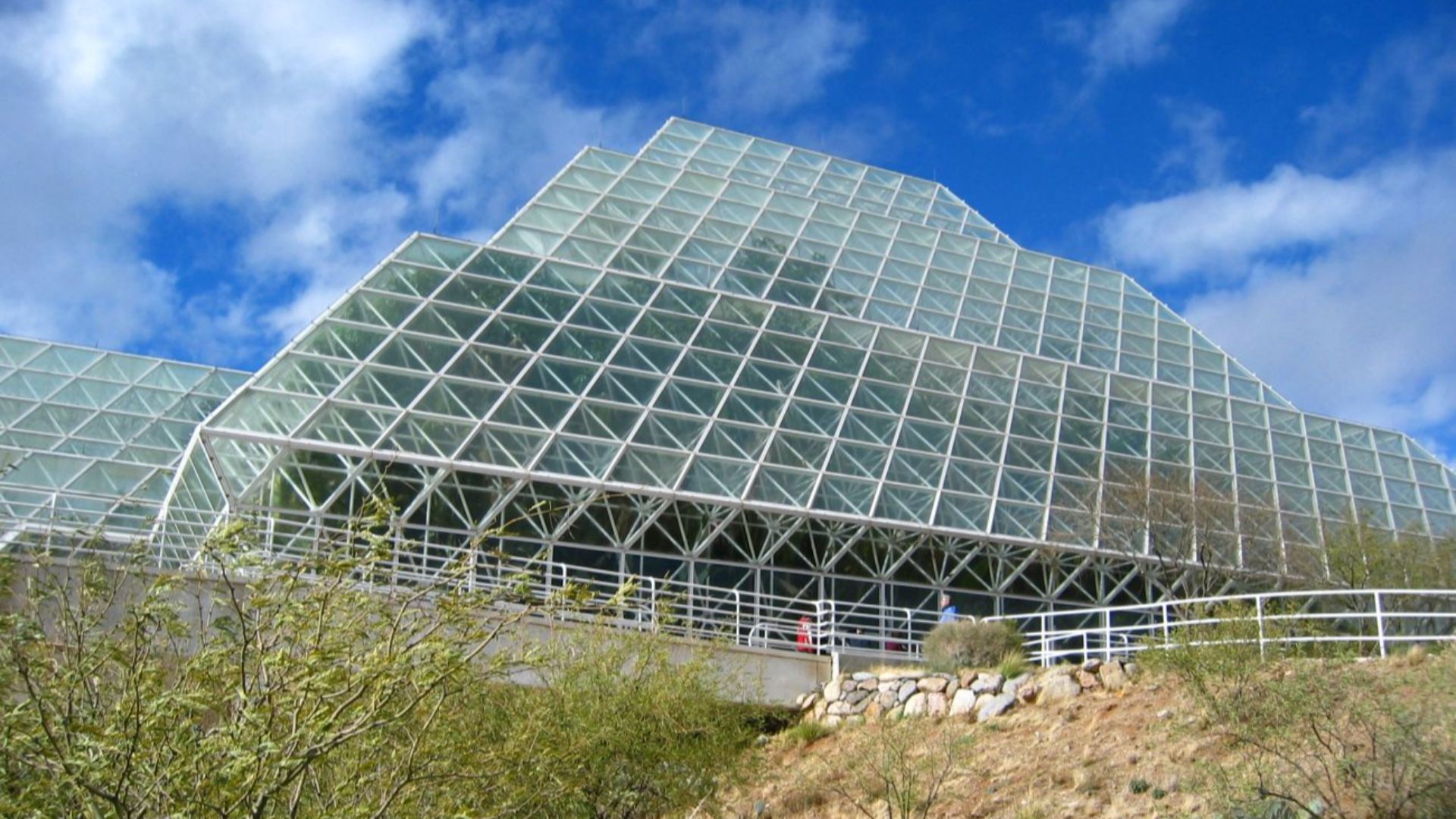 File:Biosphere2 aussen.JPG