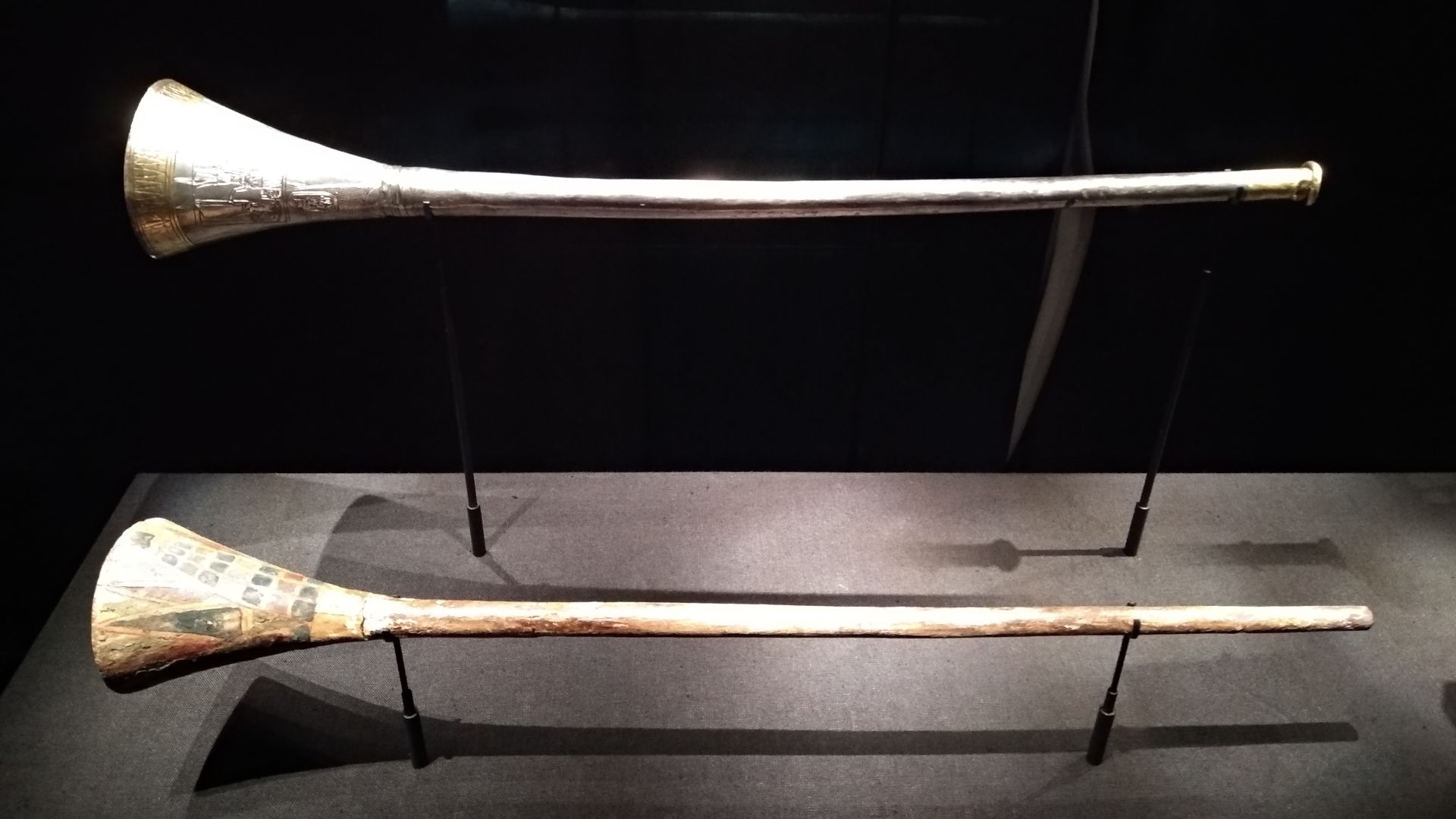 File:Trompette d'argent et sa sourdine en bois du tombeau de Toutânkhamon 2.jpg