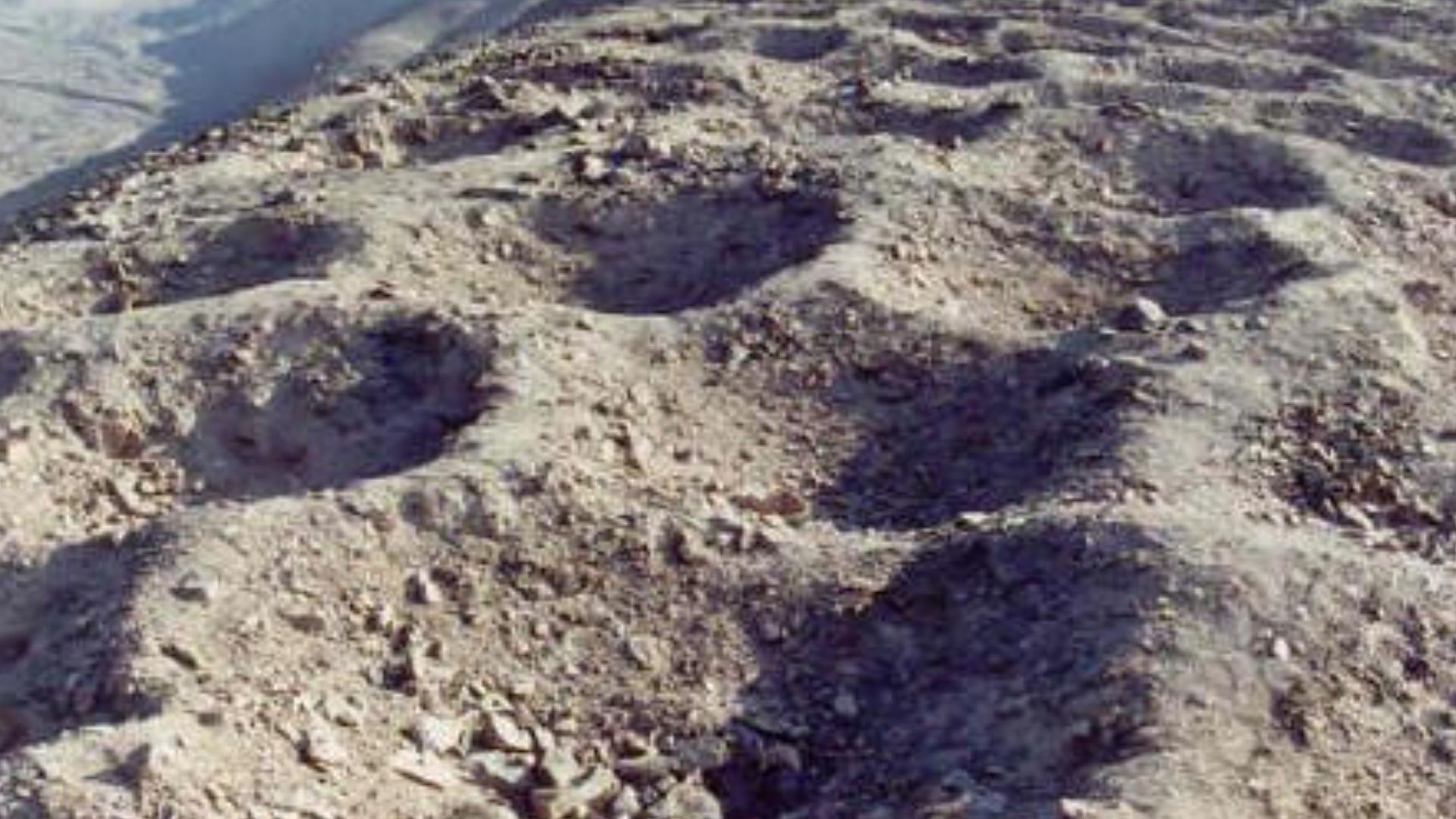 File:Faixa de Buracos - Linhas de Nazca - Peru - Band of Holes - 3 - panoramio.jpg