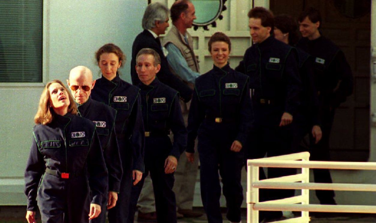 After two years of voluntary confinement in the Biosphere 2 project in Arizona, the eight member crew of the project stepped back into the Earth's atmosphere 26 September 1993. The crew called the two year experiment a success and the company who owns the structure, Space Biospheres Ventures, will begin another eight crew member one-year experiment in early 1994.