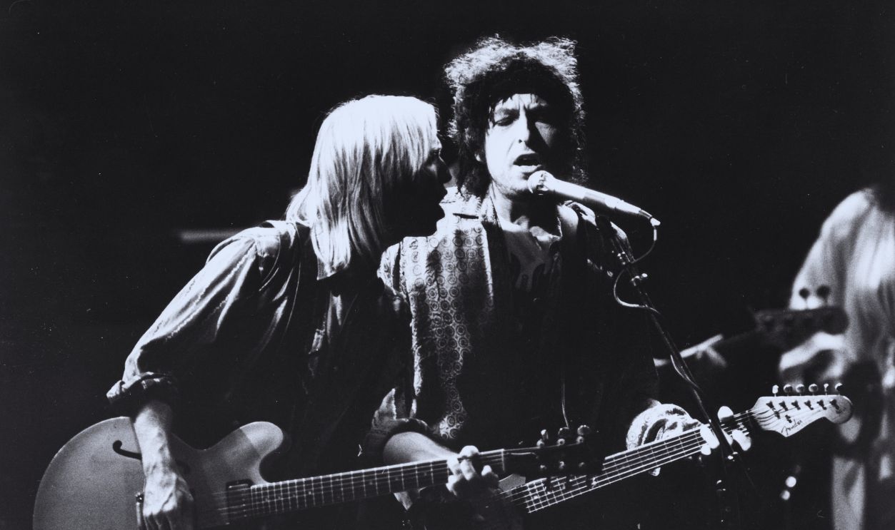 Gettyimages - 544727755, Traveling Wilburys Musicians (L-R) Tom Petty and Bob Dylan, with the band 'Traveling Wilburys', performing on stage, 1987.