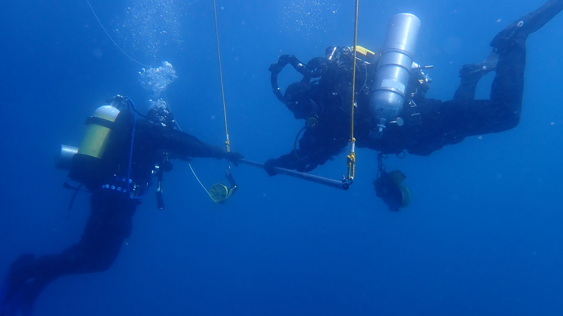 File:Divers decompressing on decompression trapeze at 12 Mile Bank P4090397.jpg