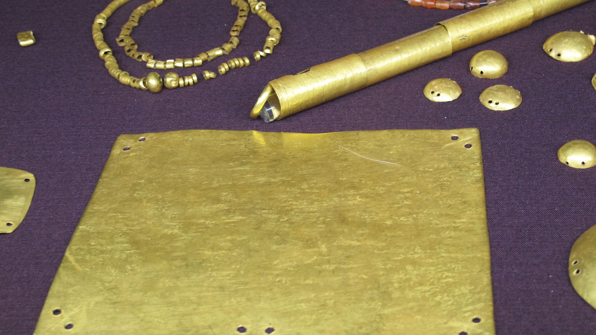 File:Grave Offerings from Grave 4 close up (Varna Necropolis) (36586749162).jpg