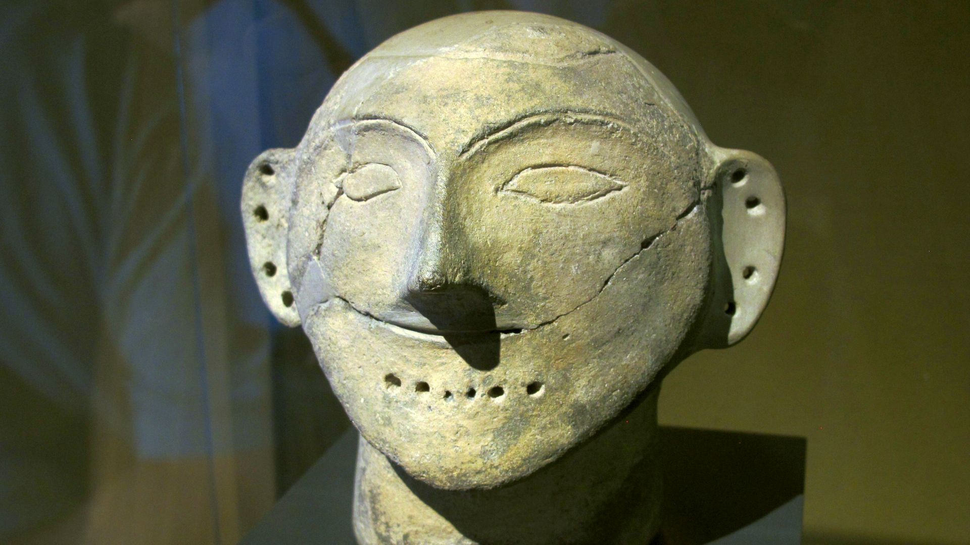 File:The goddess of the Lake - Late copper Age (Varna Necropolis) (36756352445).jpg