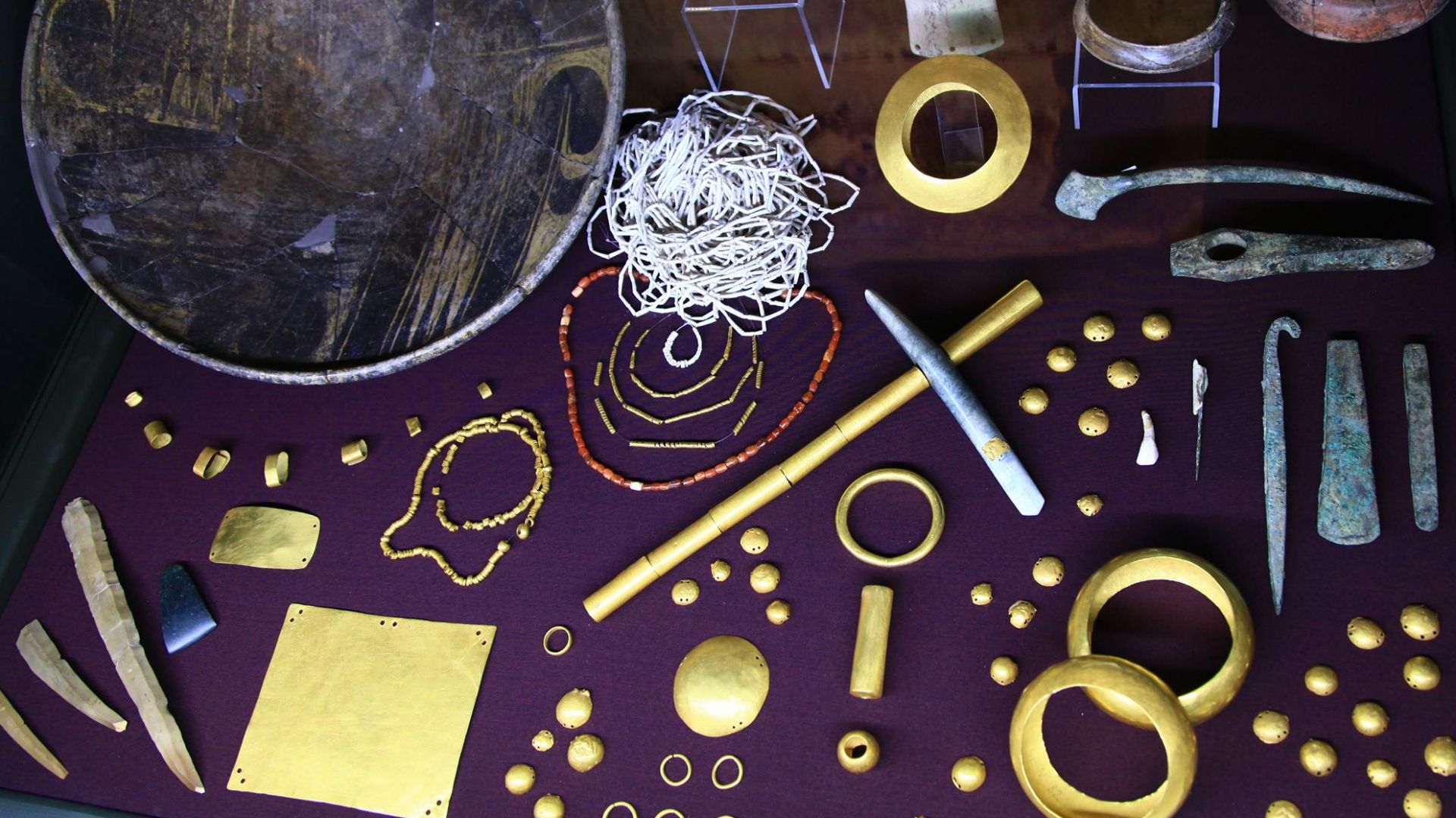 File:Grave offerings.jpg