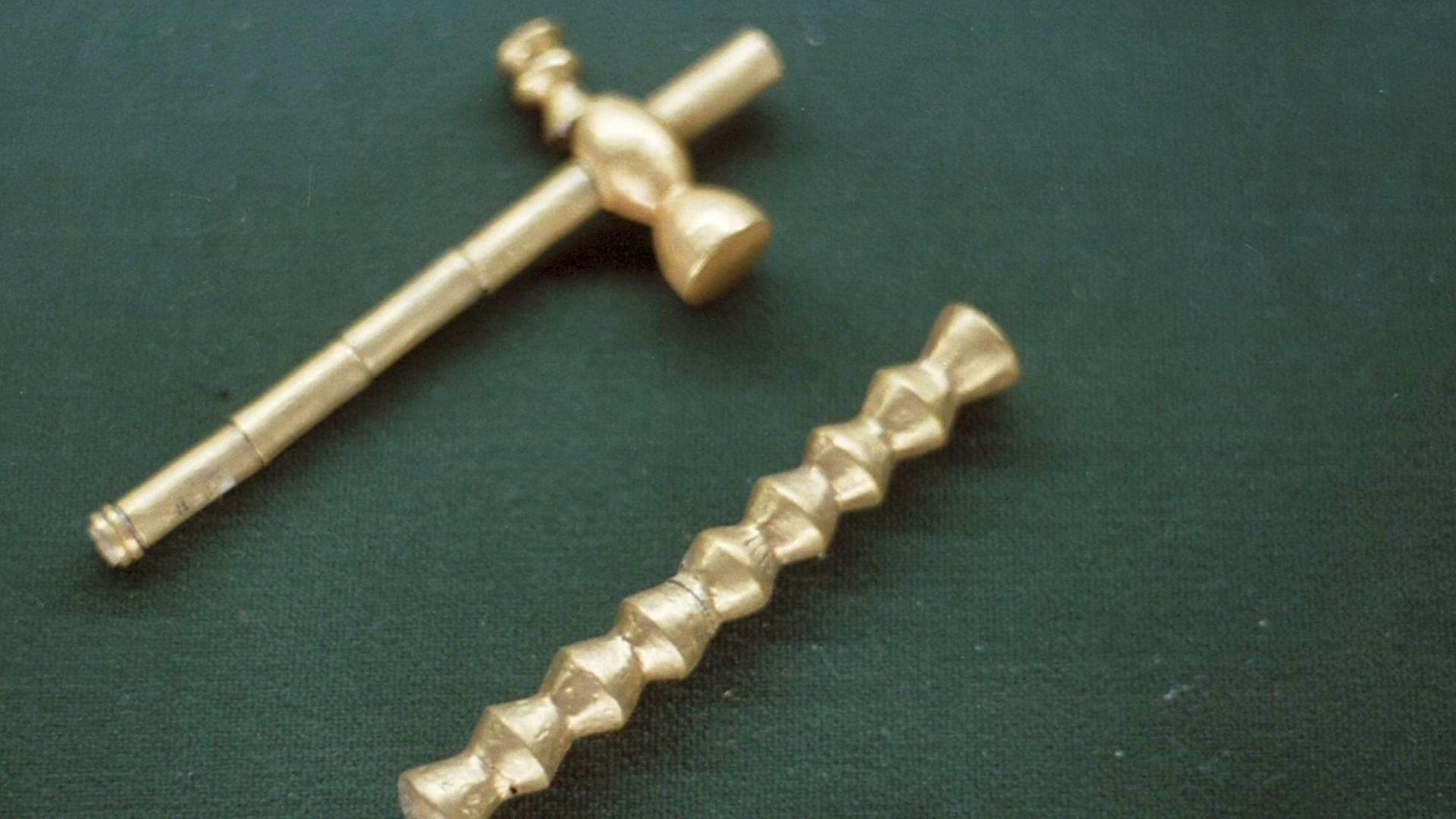 File:Insignias of power, gold, 4600-4200 BC, AM Varna, Varm28.jpg