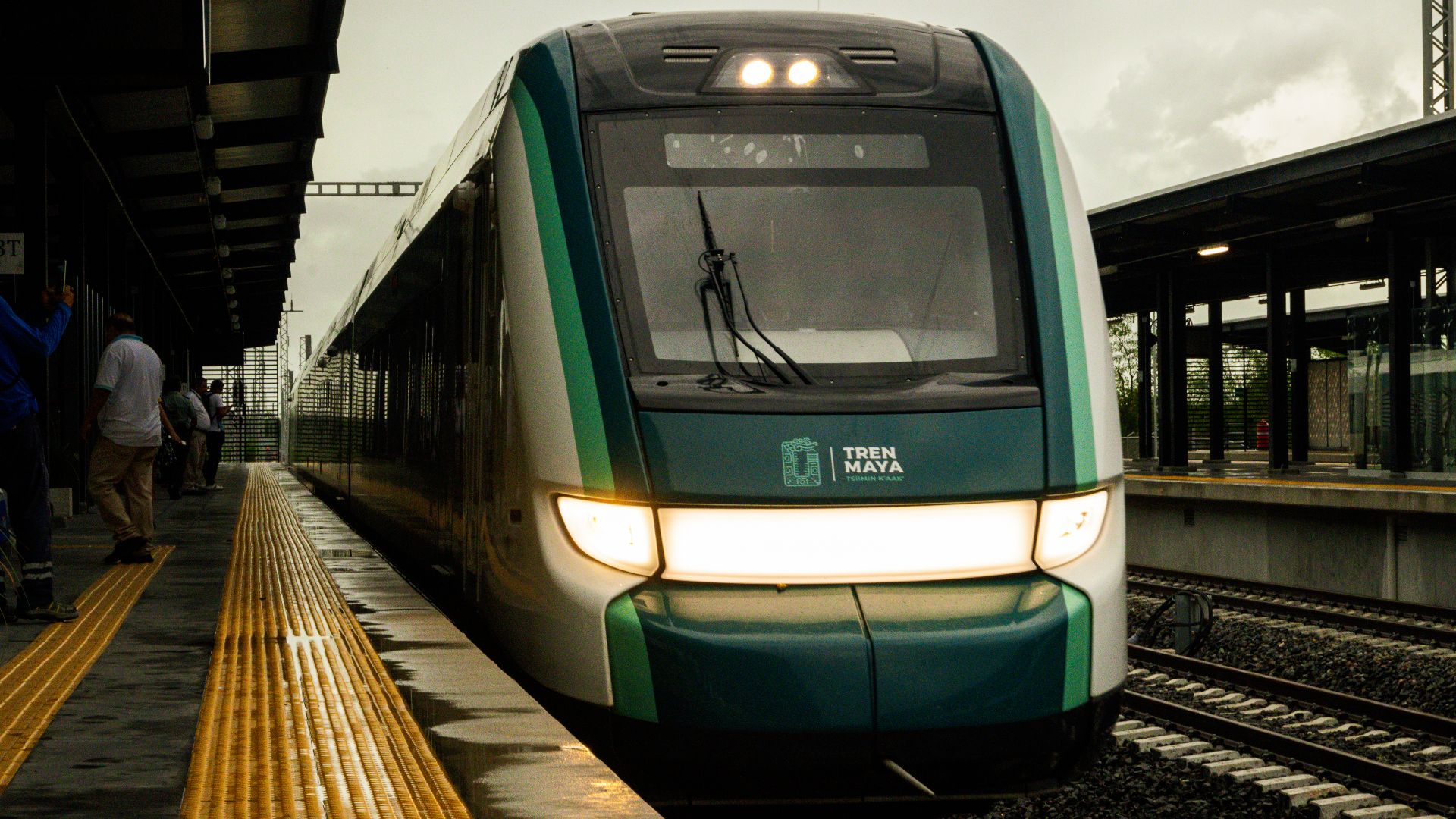 File:Tren X'Trapolis Tsíimin K’áak arribando a la estación Mérida Teya.jpg