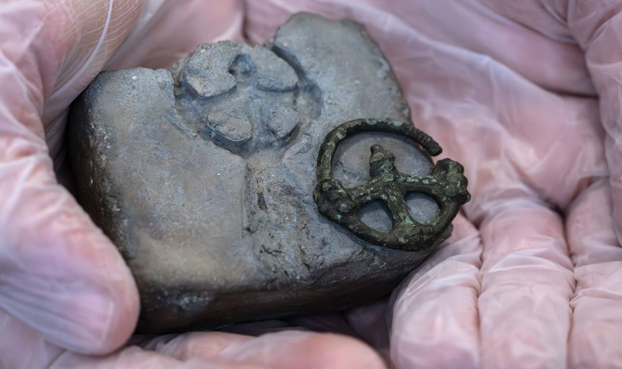 2257248349 uliane Rangnow, honorary archaeologist, holds the wheel cross from the 10th century that she found and the accompanying casting mold in her hands.