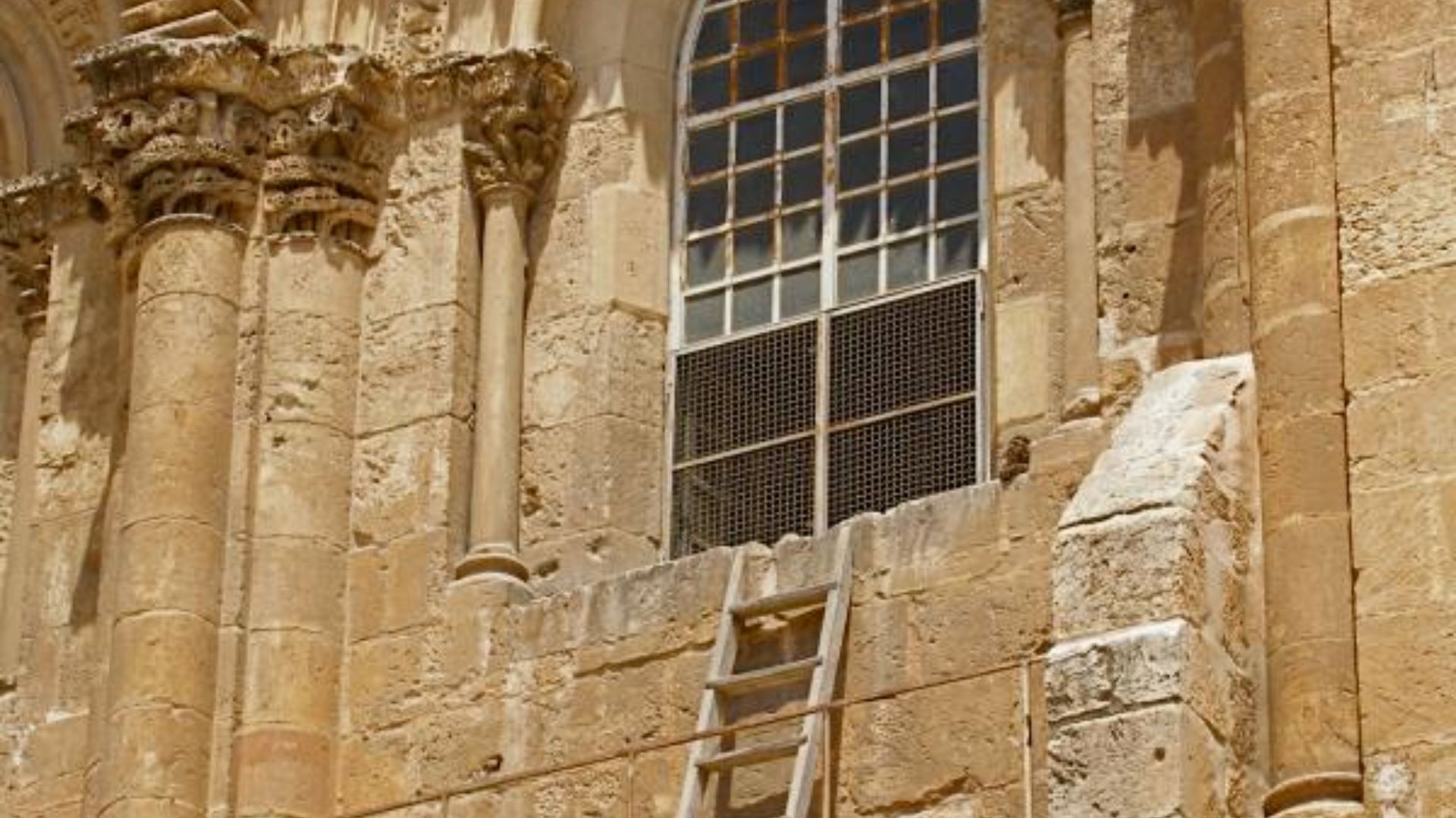 File:Immovable ladder on ledge over entrance to Church of the Holy Sepulchre.jpg