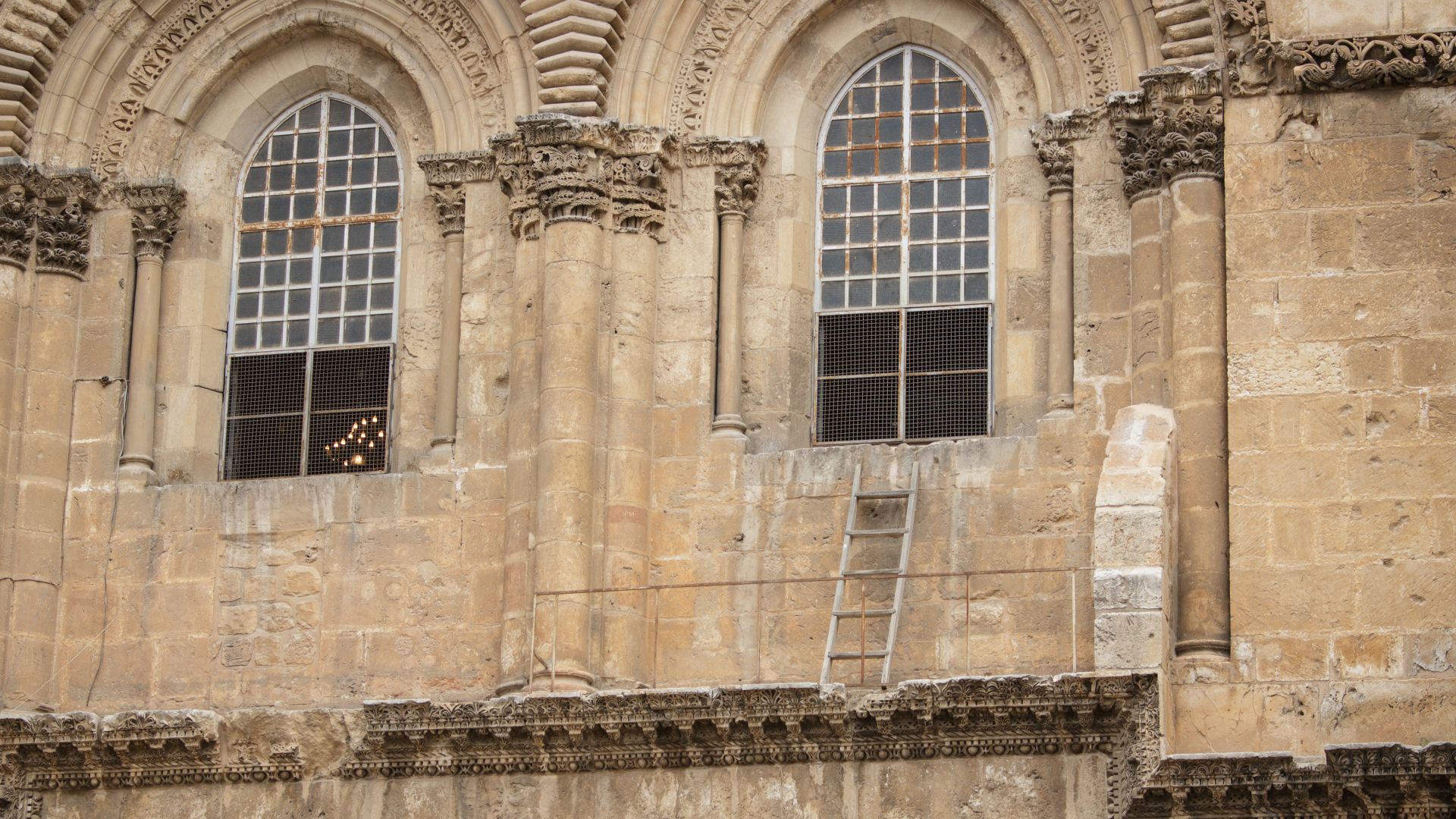File:Immovable Ladder, Church of the Holy Sepulchre, Jerusalem.jpg