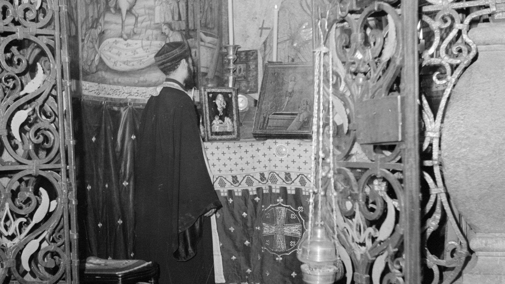 File:Priester bij het altaar in Heilige Grafkerk, Bestanddeelnr 255-5225.jpg