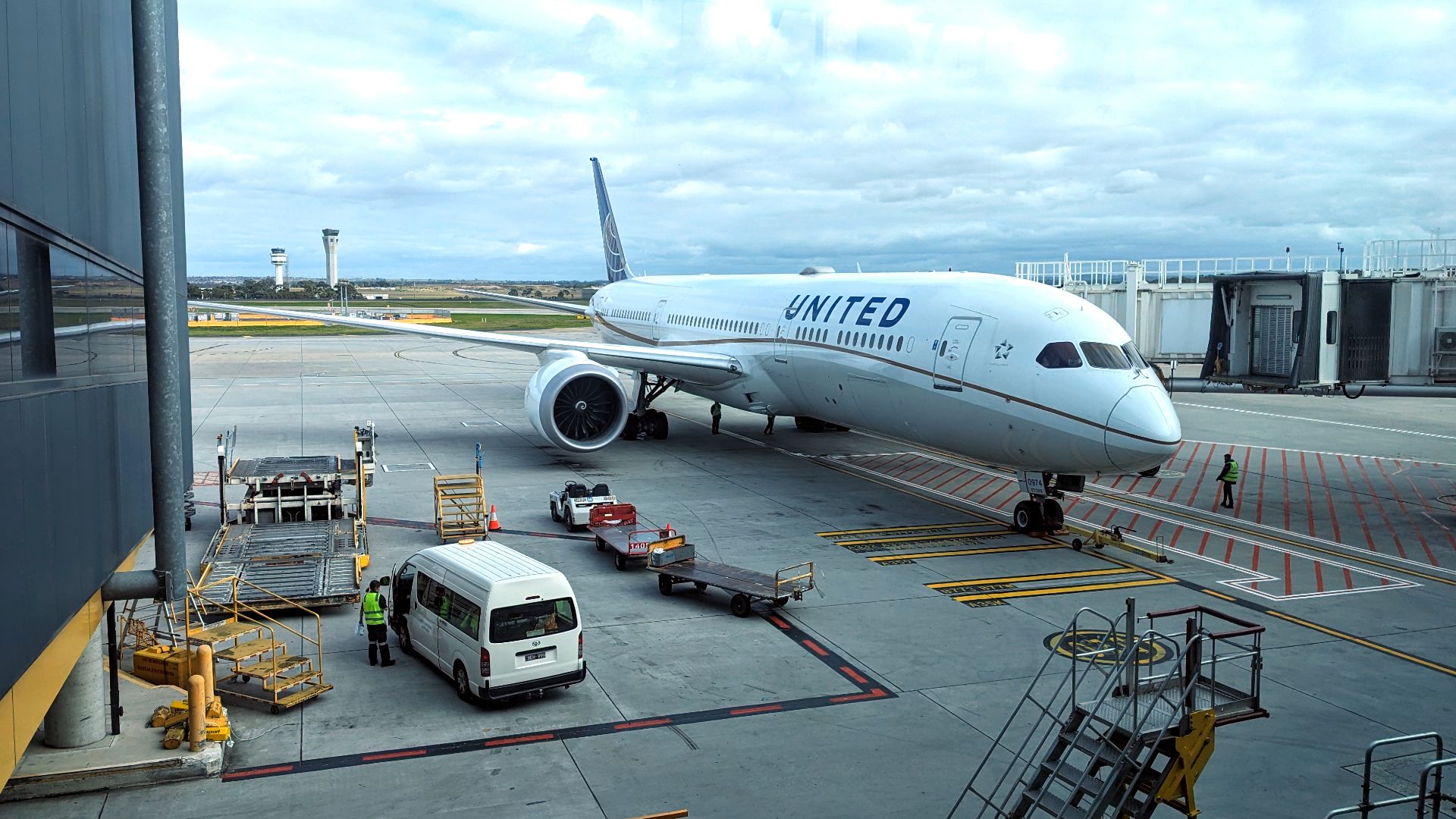 File:United Airlines (N24974) Boeing 787-9 at Terminal 2 at Melbourne Airport.jpg