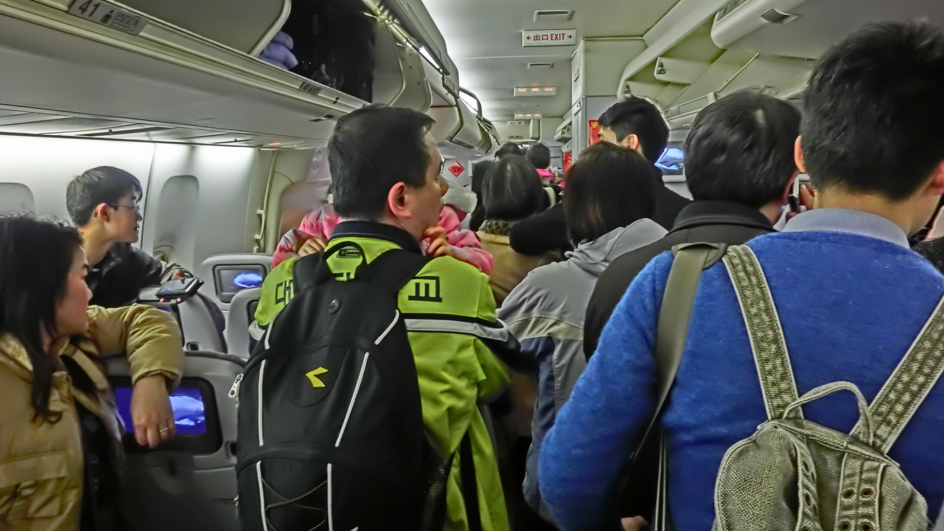 File:China Airlines 中華航空 the moment after aircraft arrival landing n passagers visitors Feb-2013.JPG