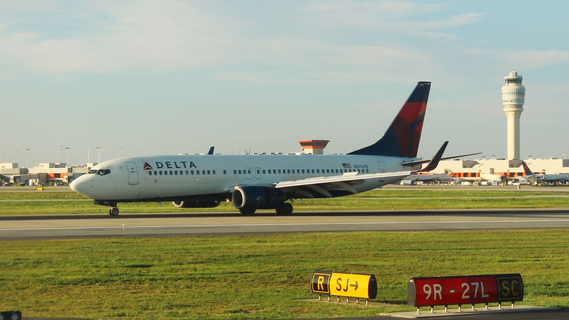 File:Delta N3747D Boeing 737-800 ATL July 2017 (41910570291).jpg