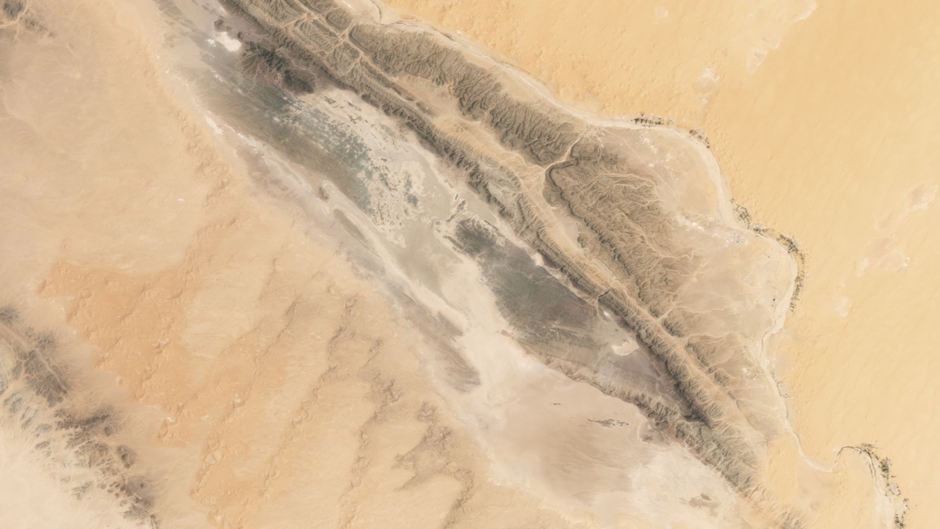 File:Water for a Desert Lake in Algeria (153475 - 812 lrg).jpg