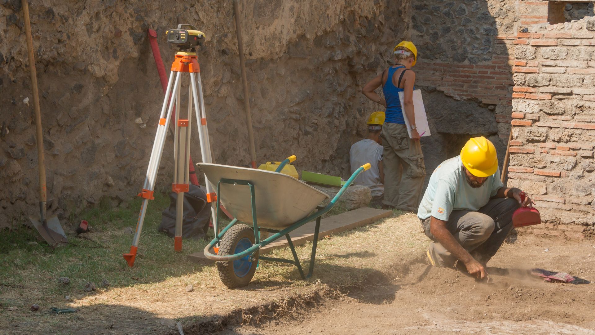File:French archaeologists at work 2015 Pompeii.jpg